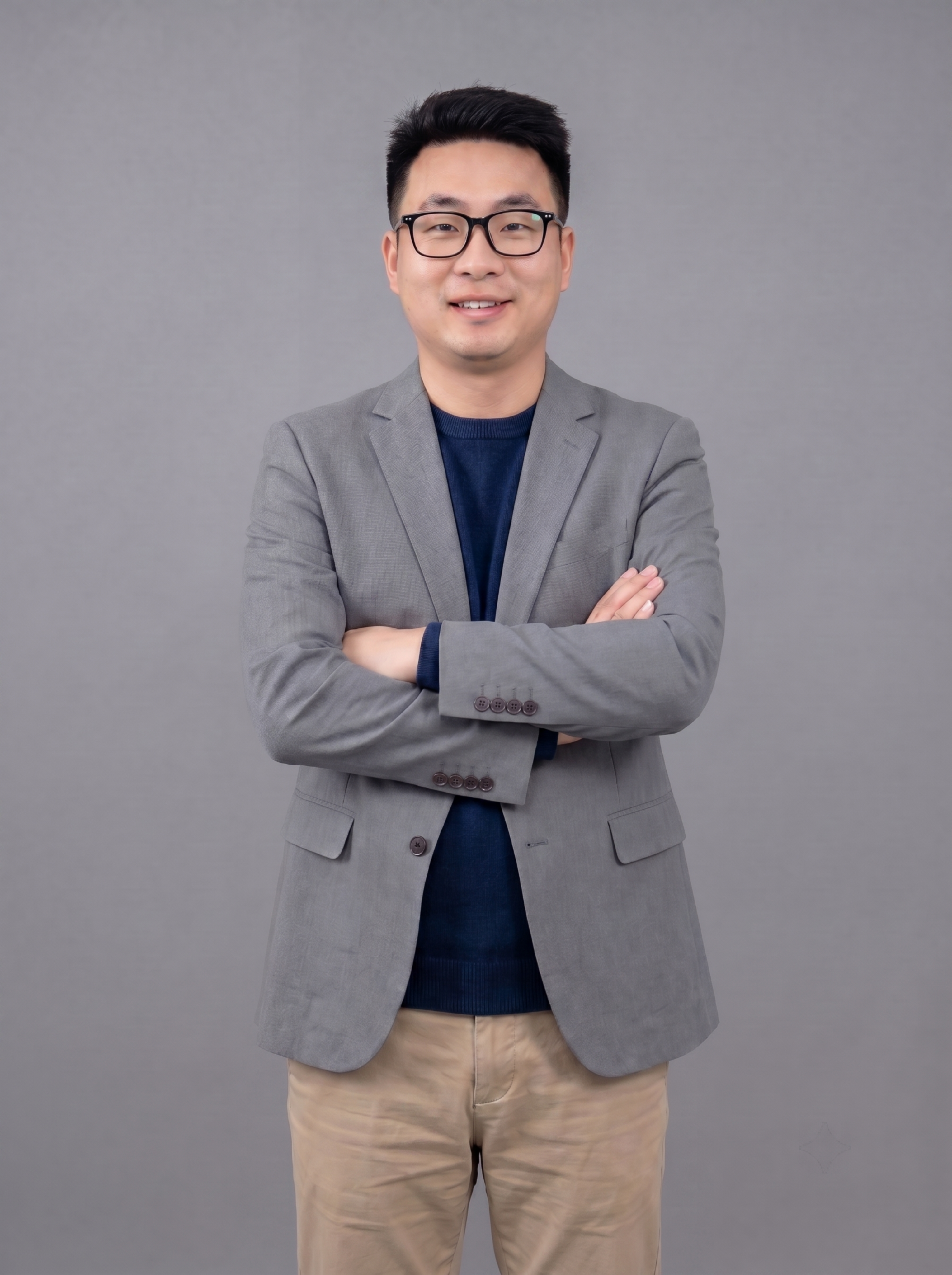 参考图中保留人物脸型、发型、年龄、灰色西装外套、深蓝色针织内搭… - 图片创意预览