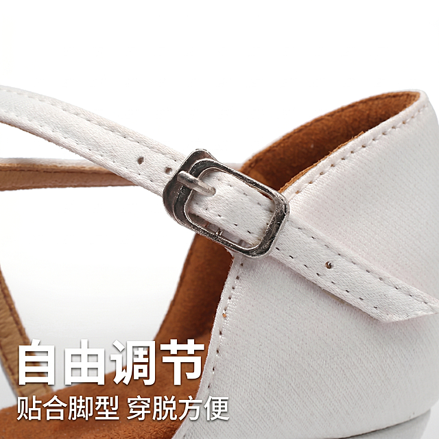 [主图-5] 儿童舞蹈鞋搭扣细节展示，统一排版辅图
[氛围风格] 简约干净电商风，柔和时尚摄影光
[画质] 商业摄影质感，光线均匀通透，产品清晰真实
[元素] 微距放大展示可调节金属搭扣，呈现五金和针孔调节设计，保持鞋子结构材质颜色和原图一致，无变形色差。商品占比70%，满屏无边框，纯色背景，和前三张排版一致。
[光影] 影棚均匀柔光，突出金属光泽缝线细节。
[配色] 银色搭扣白色织带棕色内里，简洁自然。
[视角构图] 微距特写，完整展示搭扣结构不裁切。
[文字版式] 左下对齐，大字"自由调节"，白色粗体黑描边；小字"贴合脚型 穿脱方便"，和前三张排版一致。
[比例分辨率] 1:1 4k，文字清晰超高清。
[负向提示词] 变形，水印，文字错乱，背景杂乱