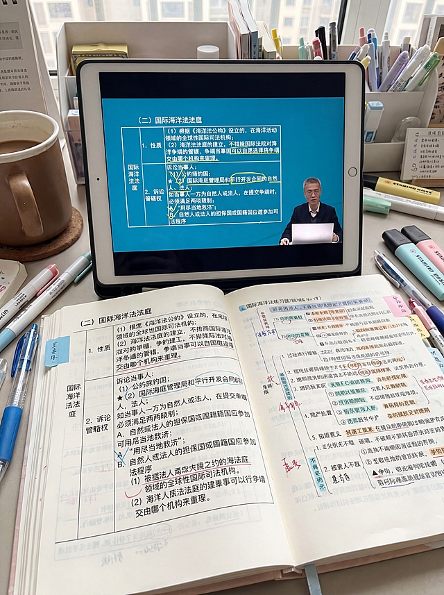 「图片1」，生成场景图，参考「图片1」的看网课记笔记学习相似度50%，图片比例3:4，4K。