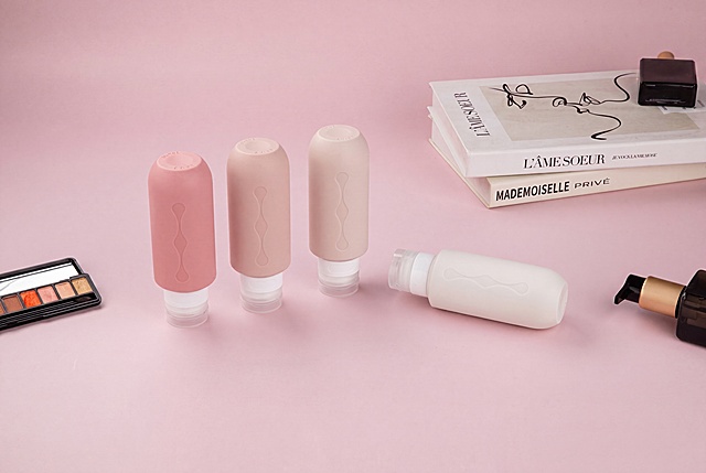 精修图片，把画面背景的污渍、脏点、划痕修复干净。将粉色背景铺满整个画面。把产品上的划痕、瑕疵都修复干净，保持产品上的文字和纹路细节不变