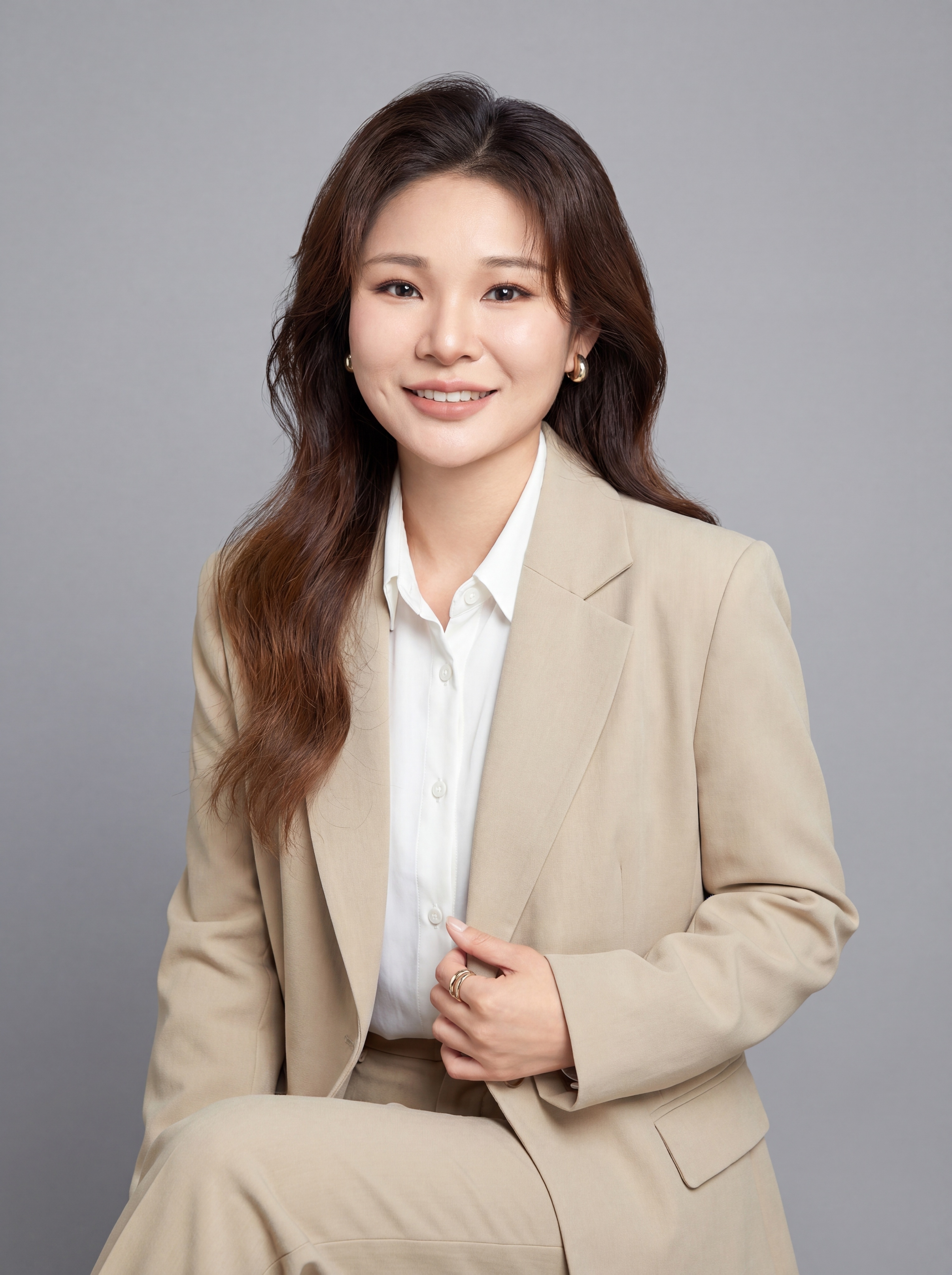 参考图中保留人物脸型、发型、年龄等特征生成职场形象照,标准焦段… - 图片创意预览