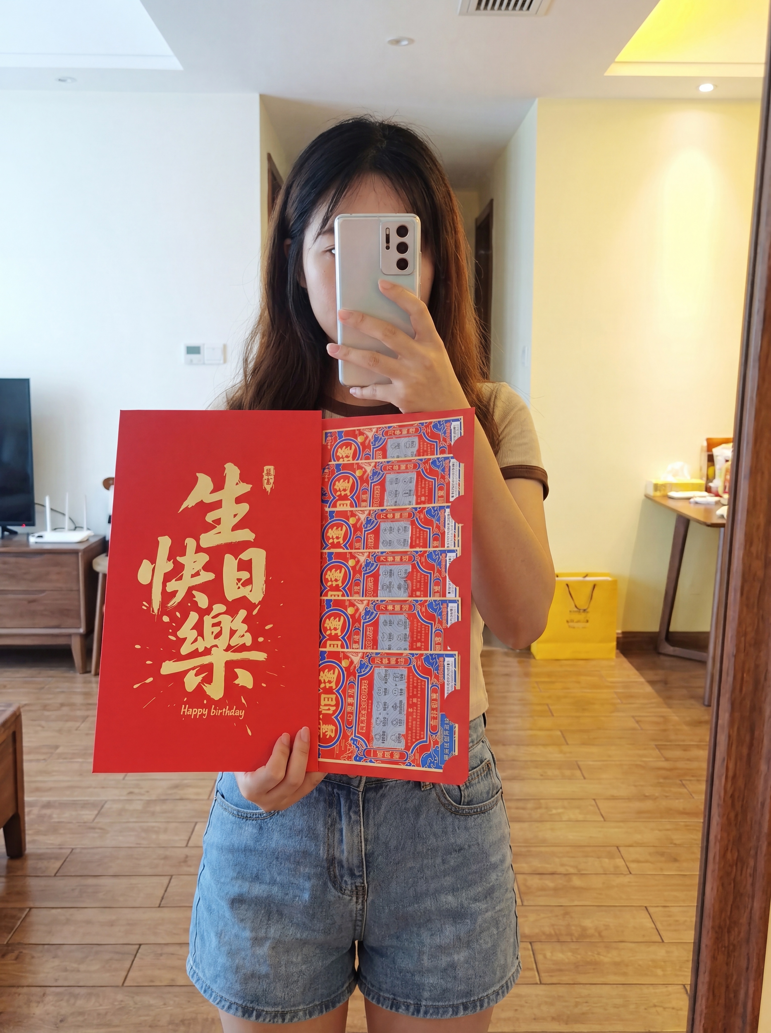 画面中心为穿夏装的可爱女生，以对镜自拍的姿势站在全身镜前，镜头… - 图片创意预览
