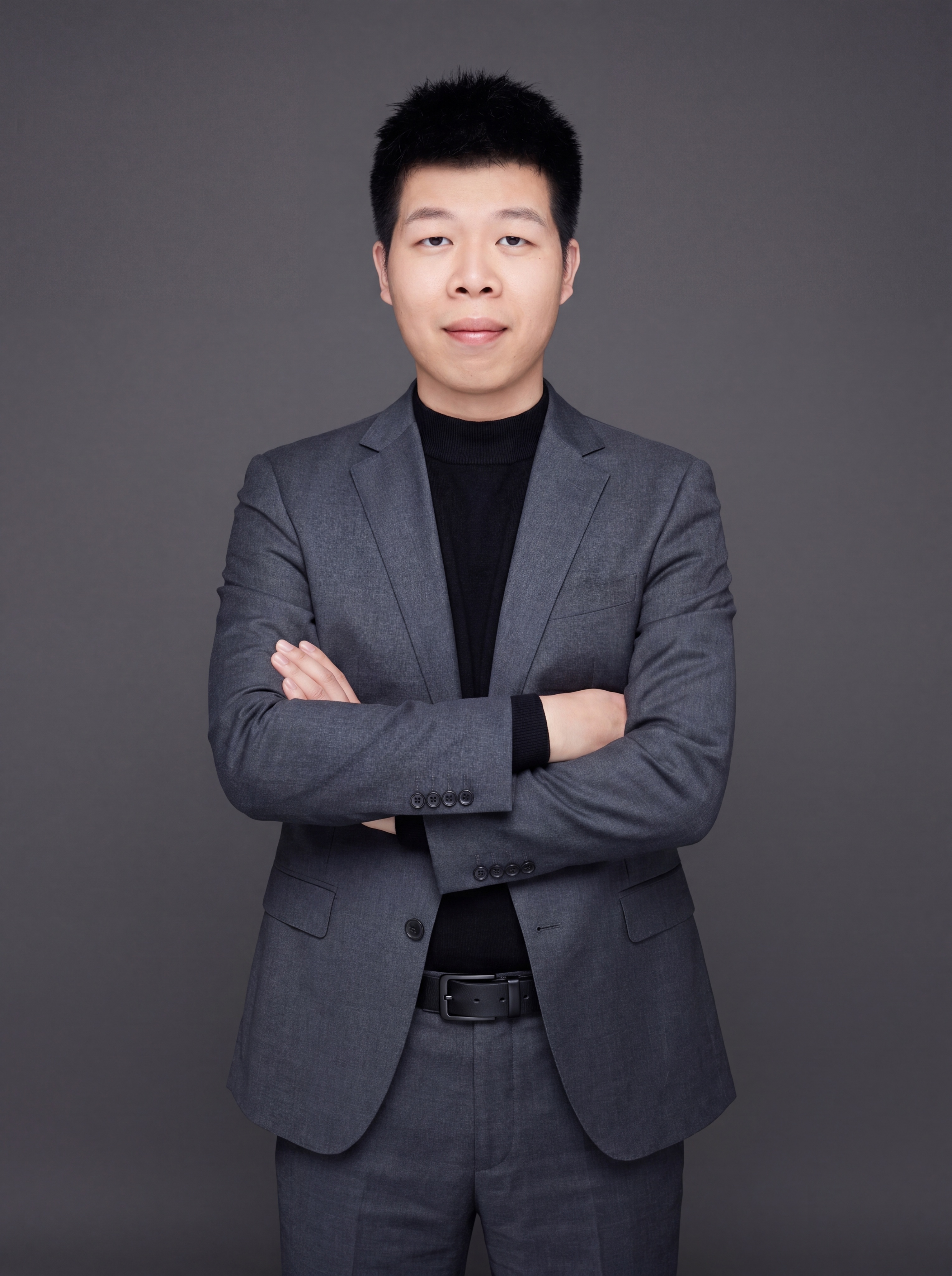 参考图中保留人物脸型、发型、年龄等特征生成职场形象照,标准焦段… - 图片创意预览