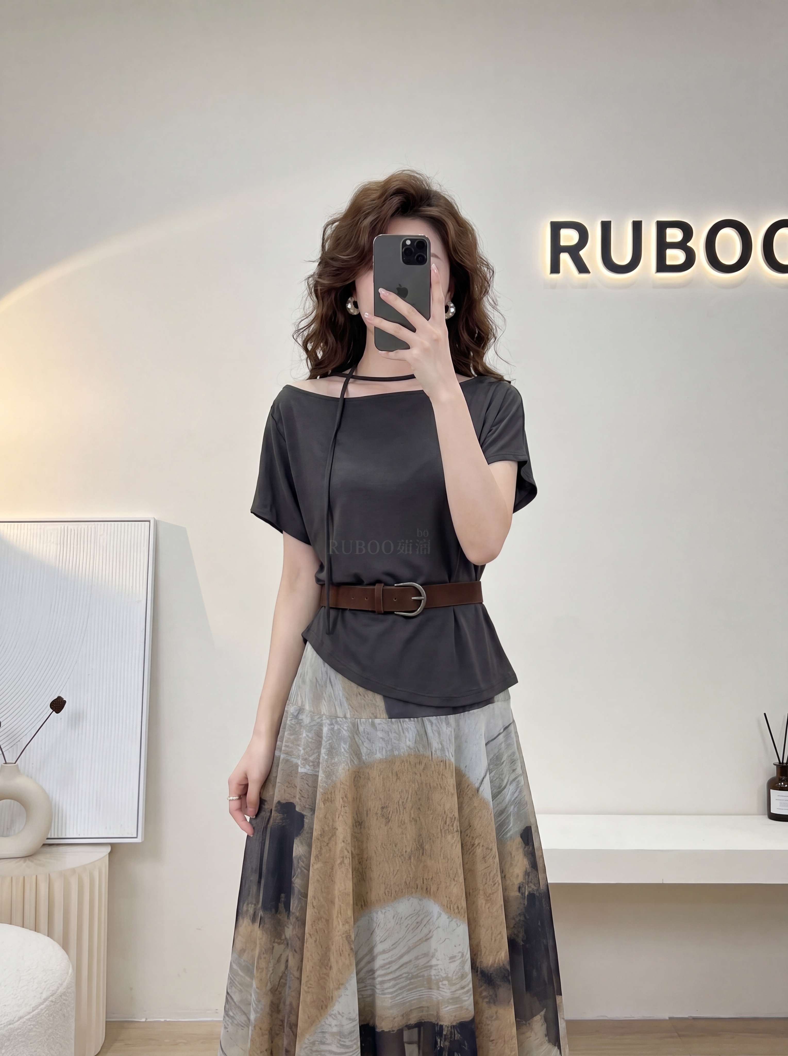 【主体保护指令】请保持参考图 1 中【服装】的款式、颜色、材质… - 图片创意预览