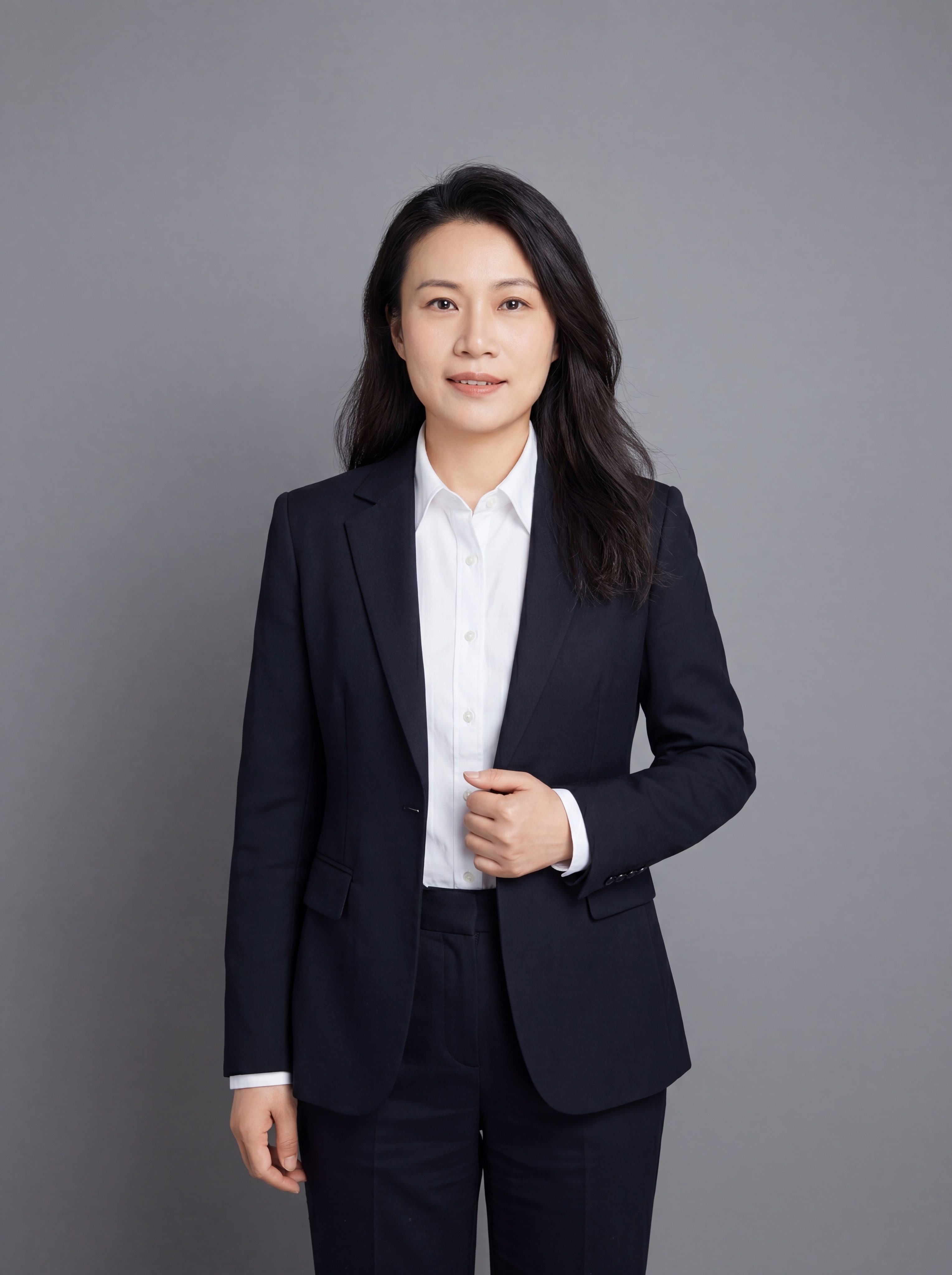 参考图中保留人物脸型、发型、年龄等特征生成金融律师职场形象照，… - 图片创意预览