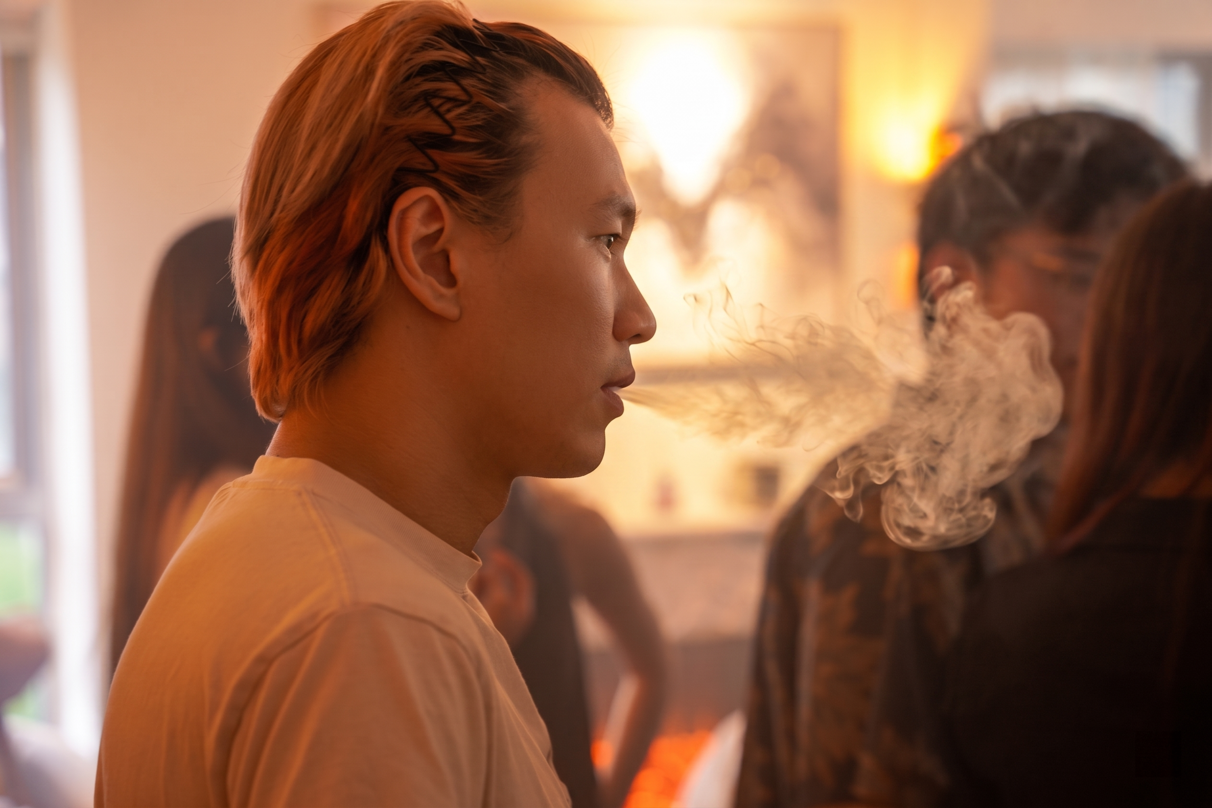 使用相同方式精修图中前景人物：提升面部精致度（皮肤细腻、轮廓清… - 图片创意预览