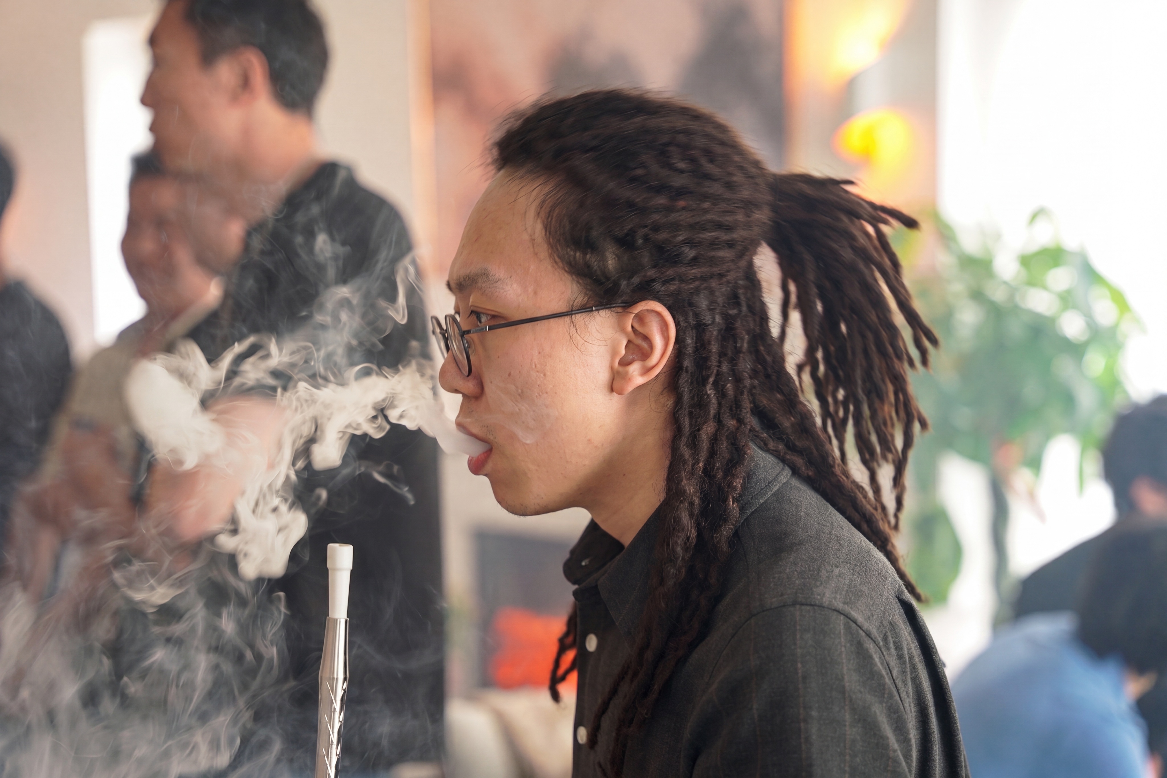 仅进行极轻微的画质增强：提升前景人物（戴眼镜、脏辫男性）面部清… - 图片创意预览