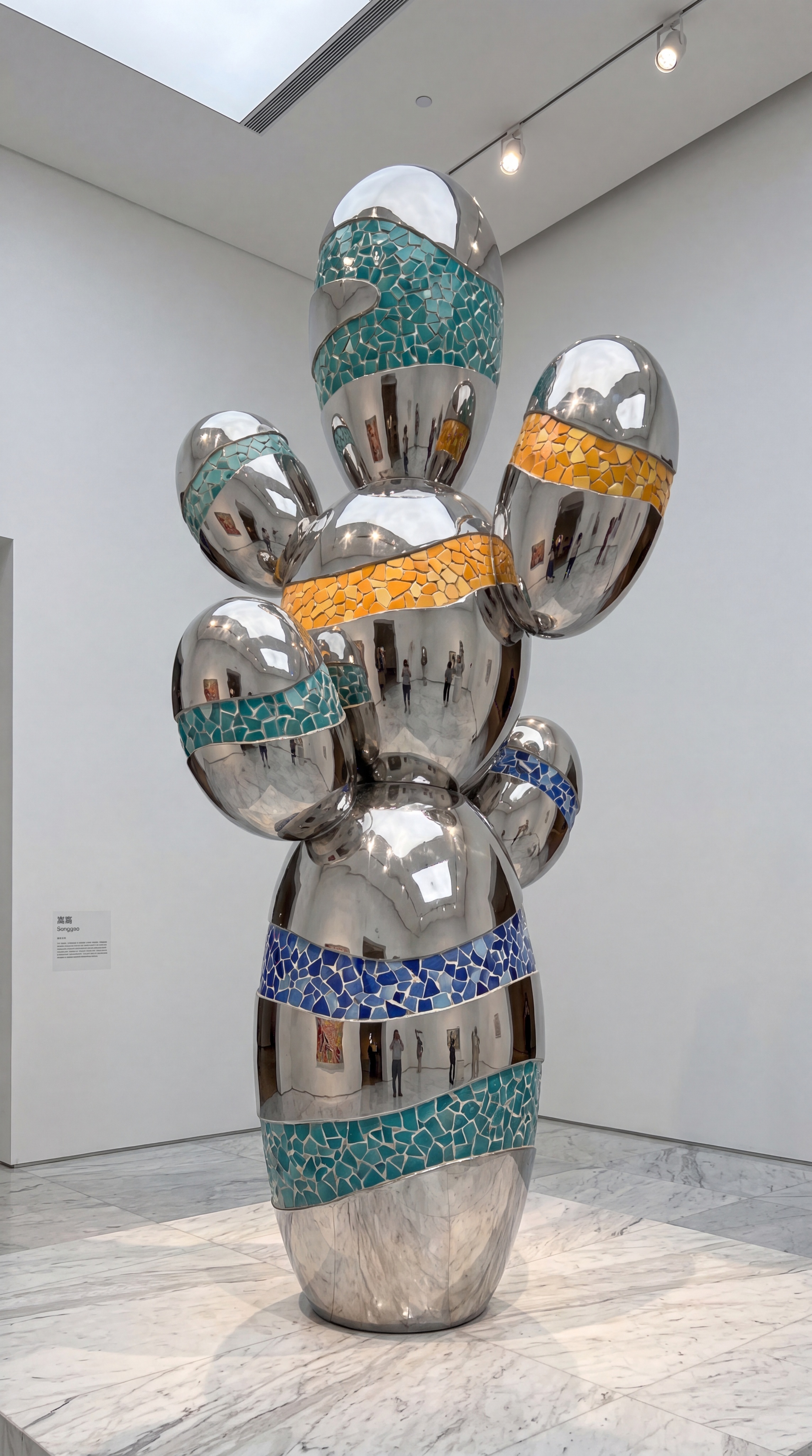 美术馆白墙展厅中陈列一座名为"嵩高"的大型雕塑，整体形态为错落… - 图片创意预览