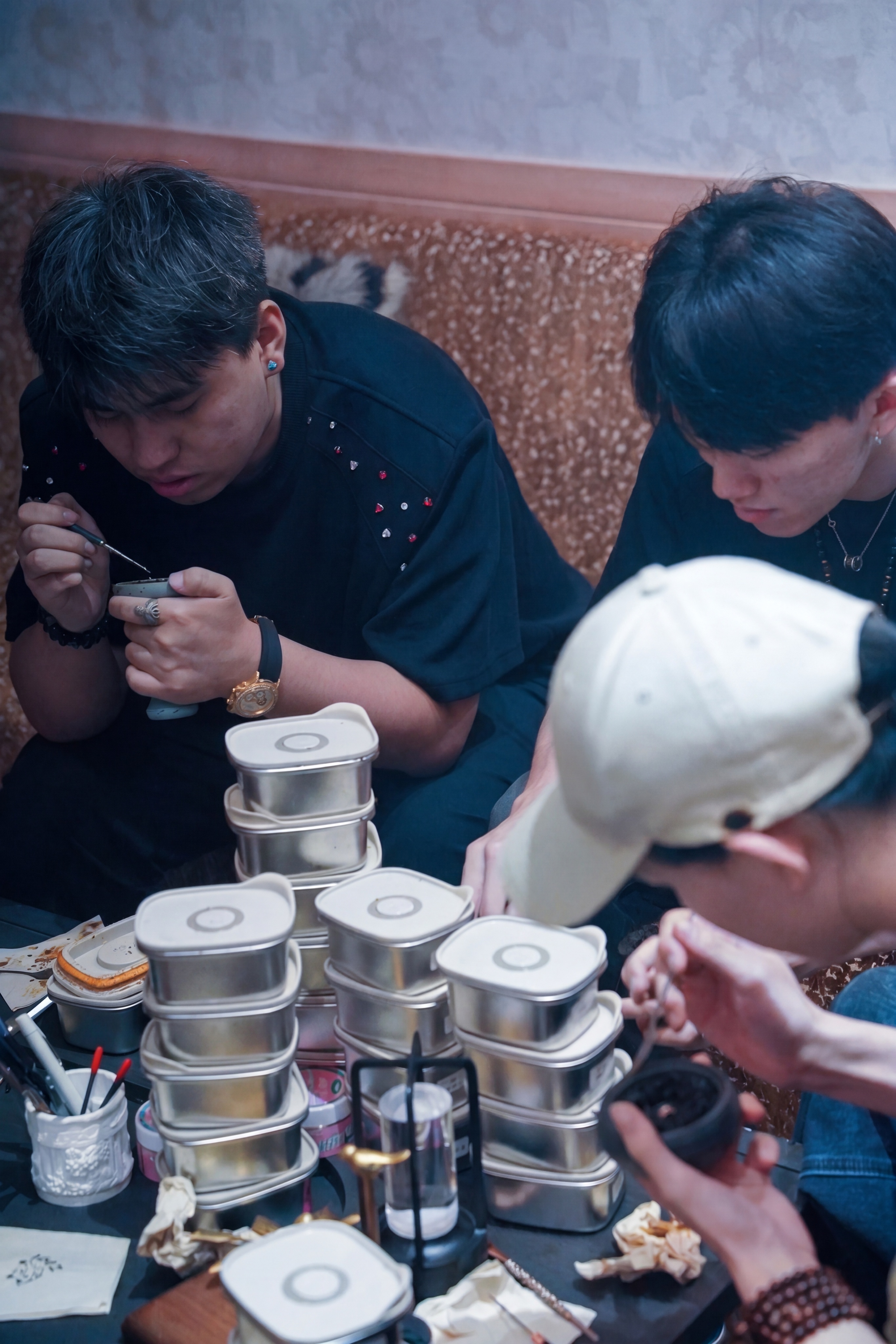 将图片原偏暖的橙黄色调改成偏冷色调，提升图片整体画质到高质量，… - 图片创意预览