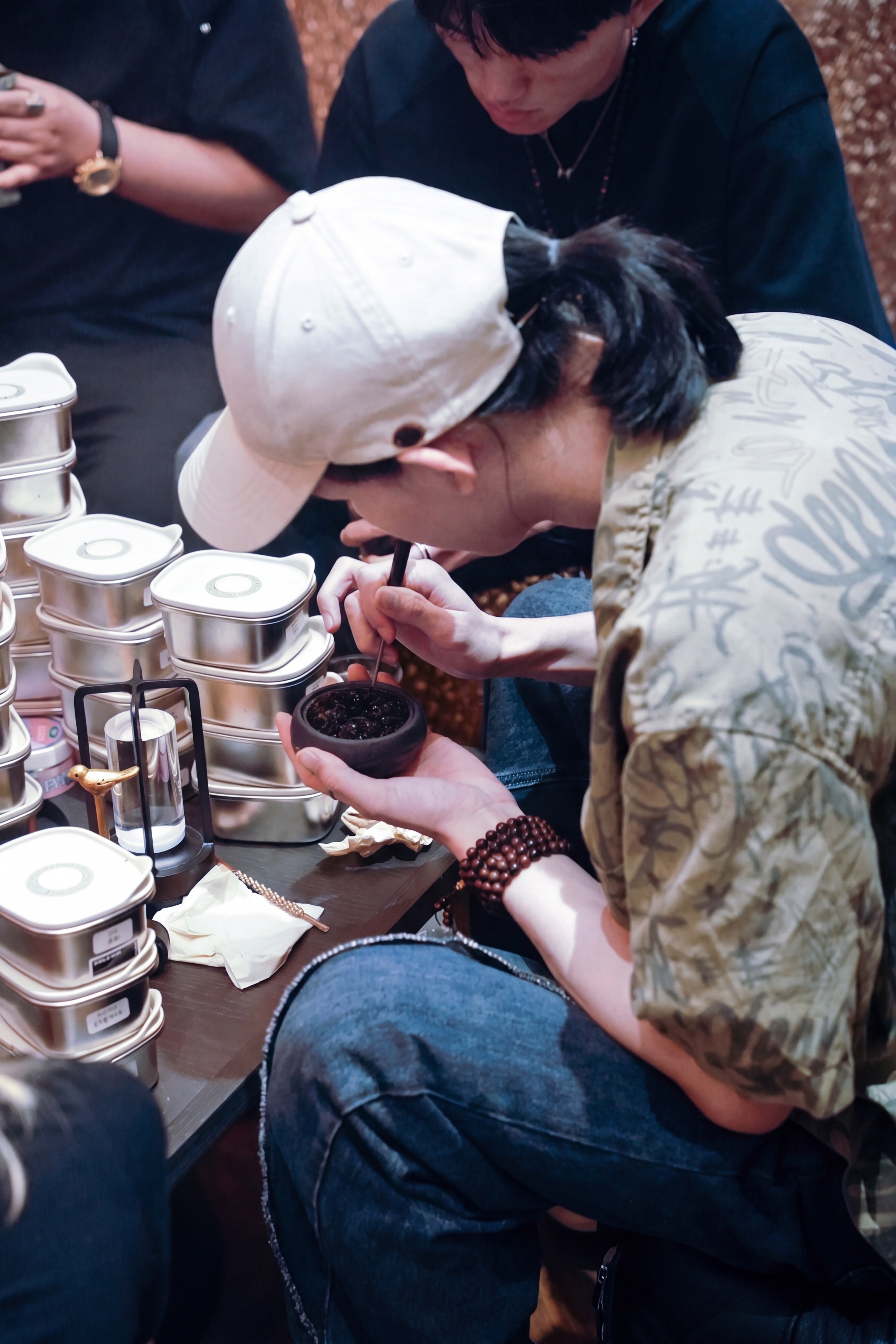 将图片原偏暖的橙黄色调改成偏冷色调，提升图片整体画质到高质量，… - 图片创意预览