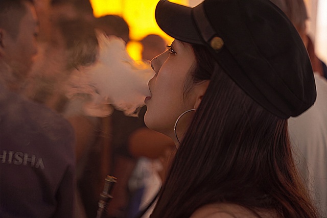 仅对图中人物进行轻度精修，提升面部清晰度与皮肤质感（如轻微磨皮、增强眼神光、优化轮廓），不改变任何原有构图、姿态、表情、服饰、背景或氛围；保持真实写实风格，不做风格化处理