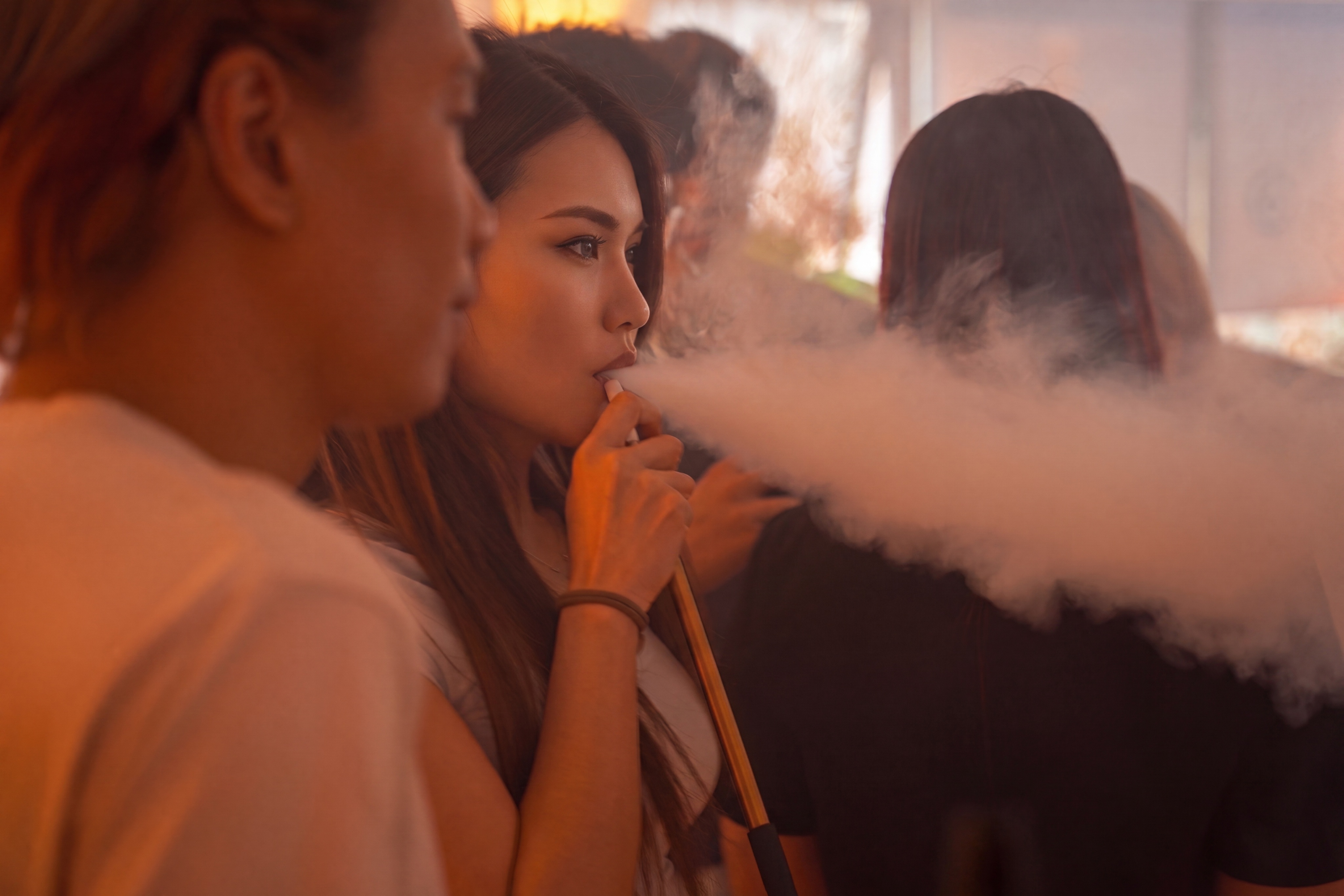 使用相同方式精修图中前景人物（正在吸电子烟的女性）：提升面部精… - 图片创意预览