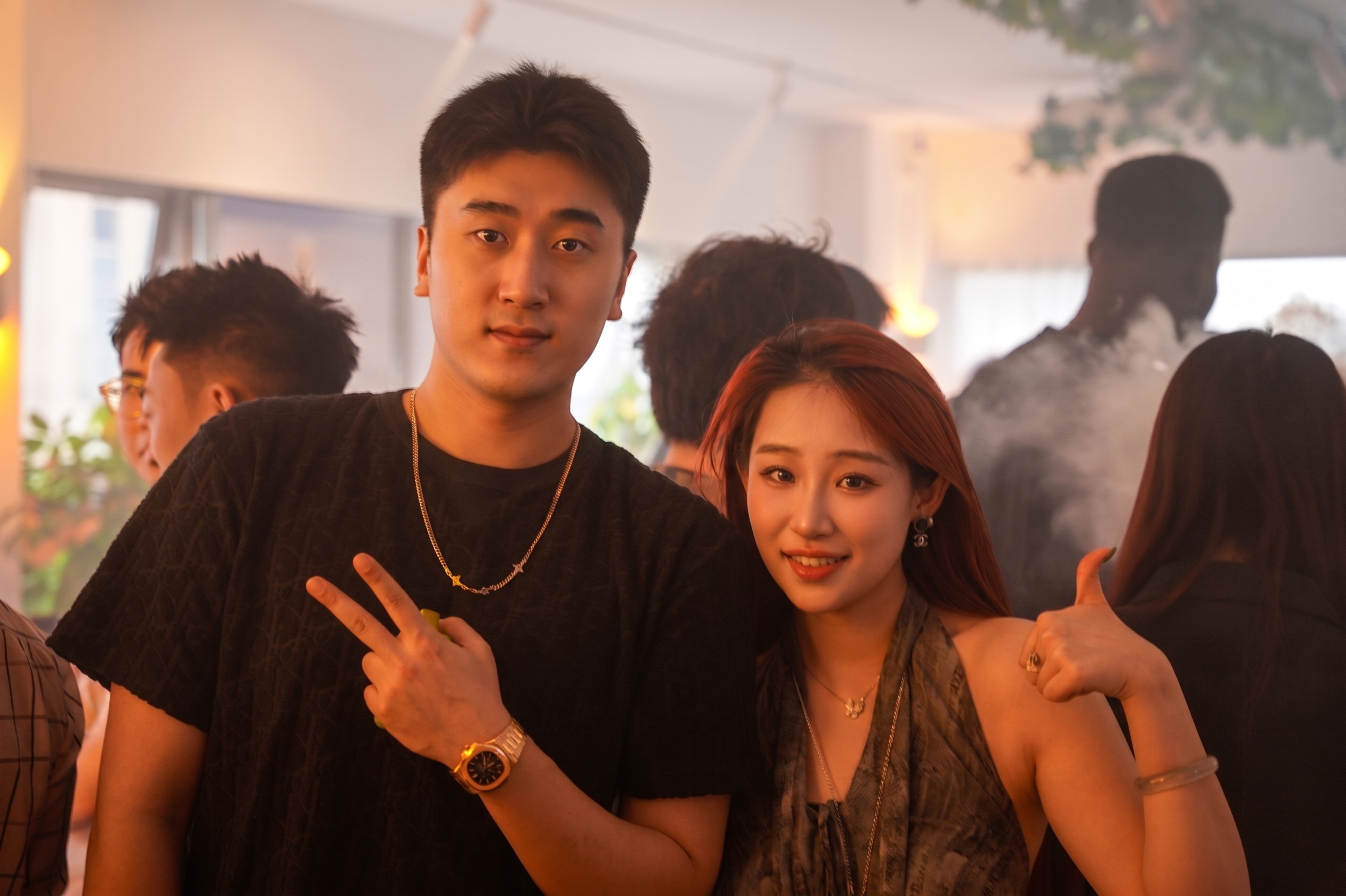 使用相同方式精修图中两位前景人物：提升面部精致度（皮肤细腻、眼… - 图片创意预览