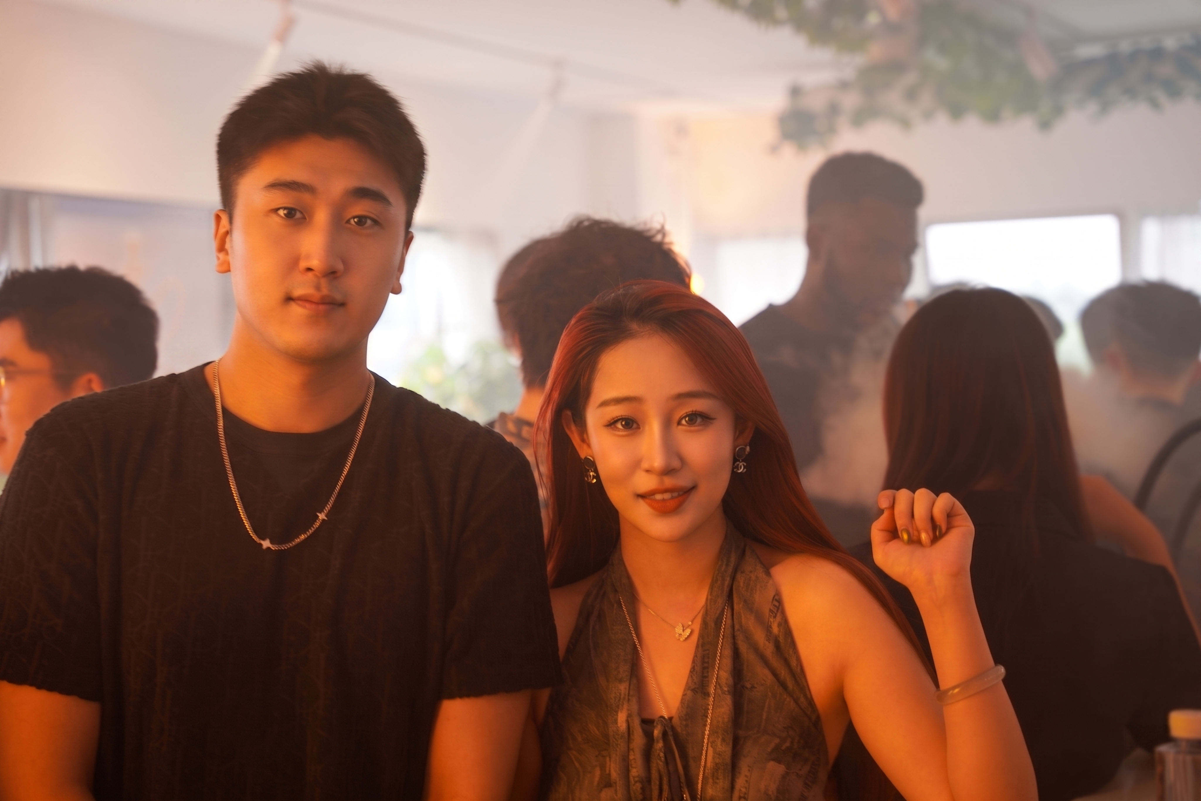 使用相同方式精修图中两位前景人物：提升面部精致度（皮肤细腻光滑… - 图片创意预览