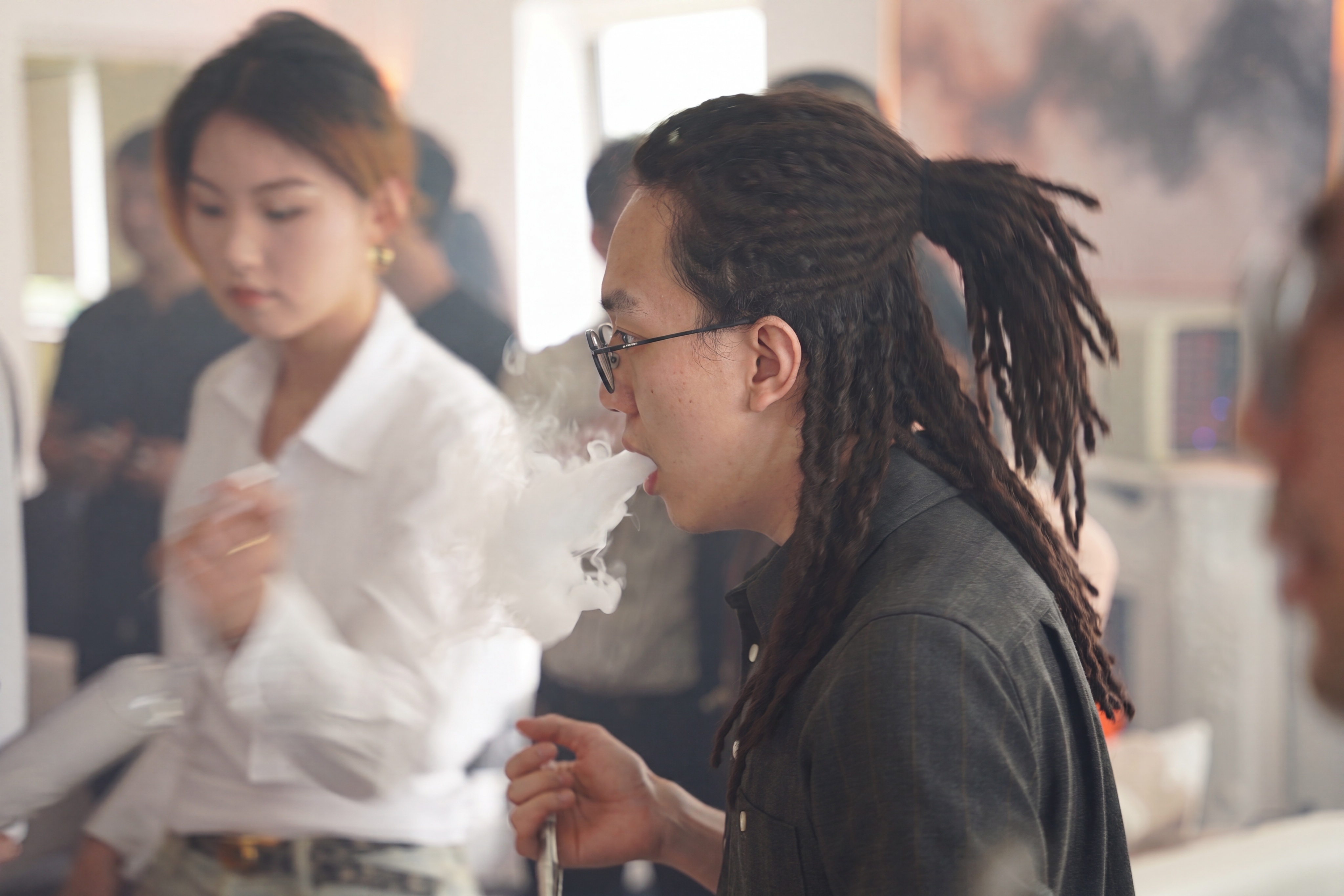 仅进行极轻微的画质增强：提升前景人物（戴眼镜、脏辫男性）面部清… - 图片创意预览