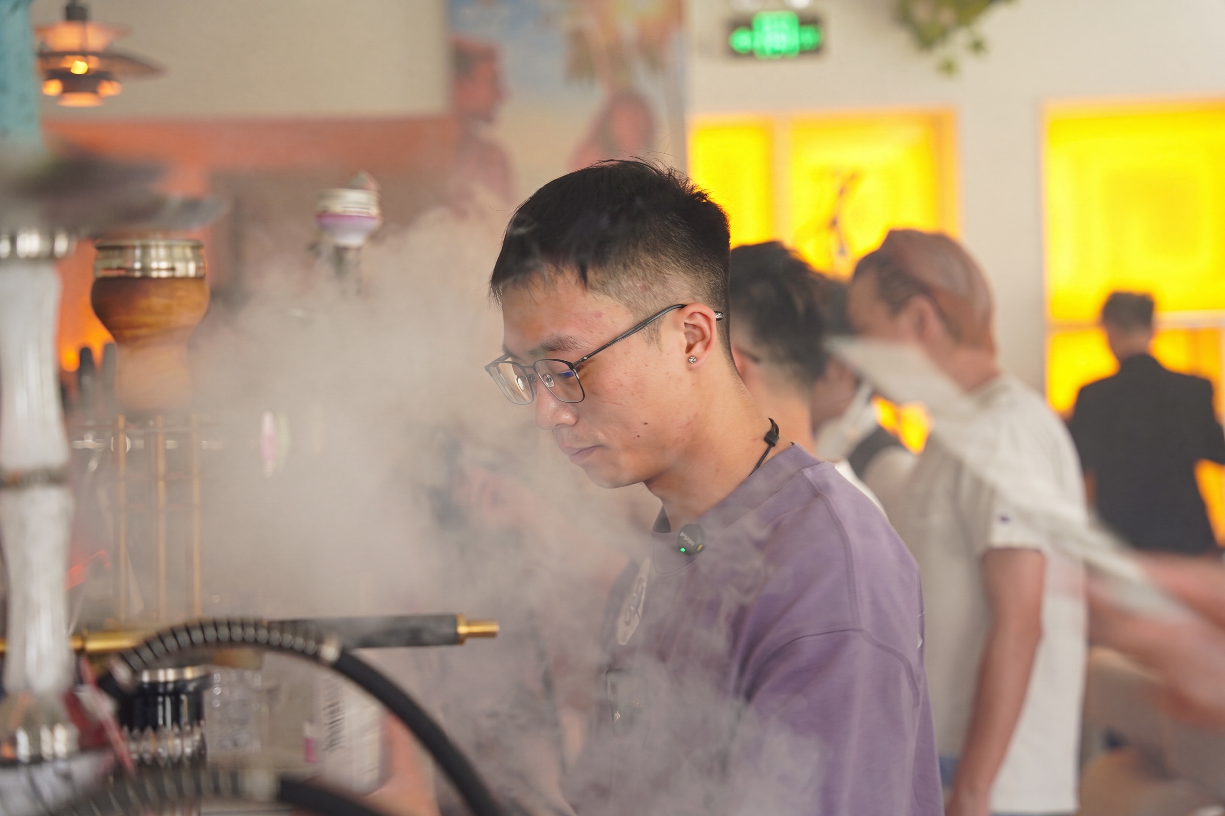 仅进行极轻微的画质增强：提升前景男性面部清晰度、皮肤质感与眼神… - 图片创意预览