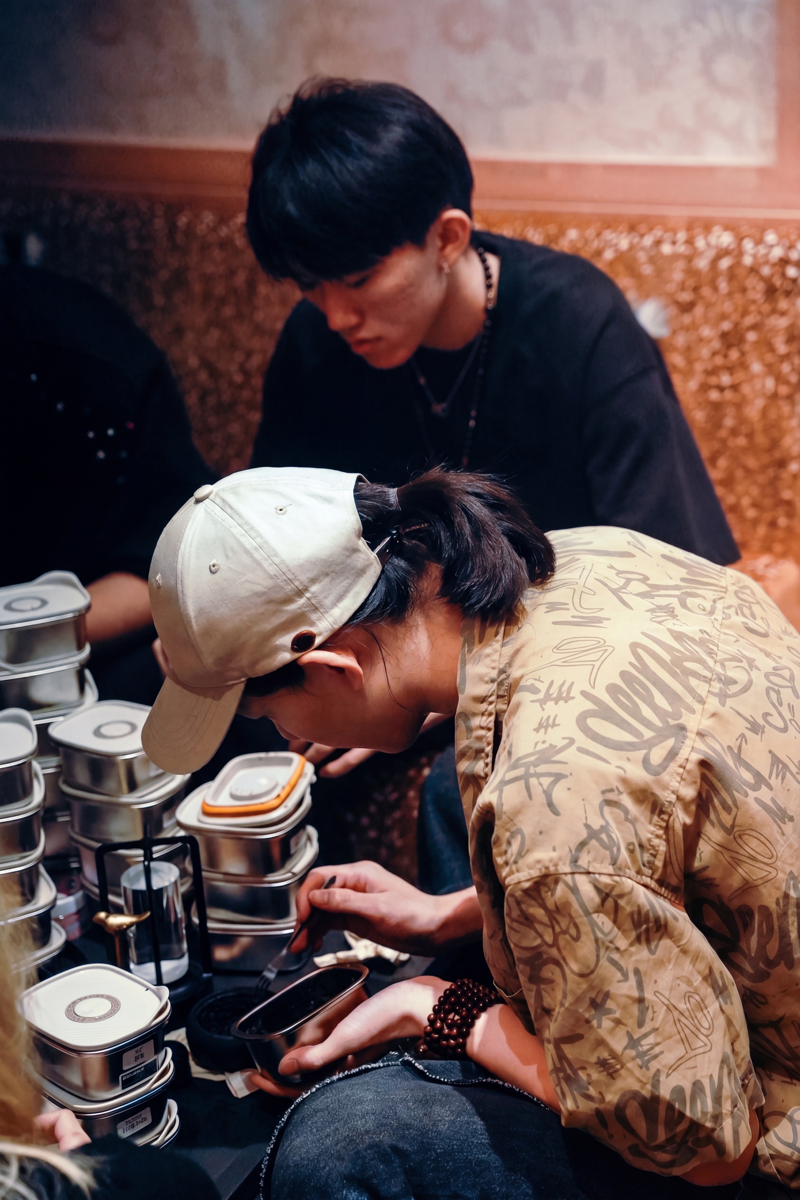 将图片原偏暖的橙黄色调改成偏冷色调，提升图片整体画质到高质量，… - 图片创意预览