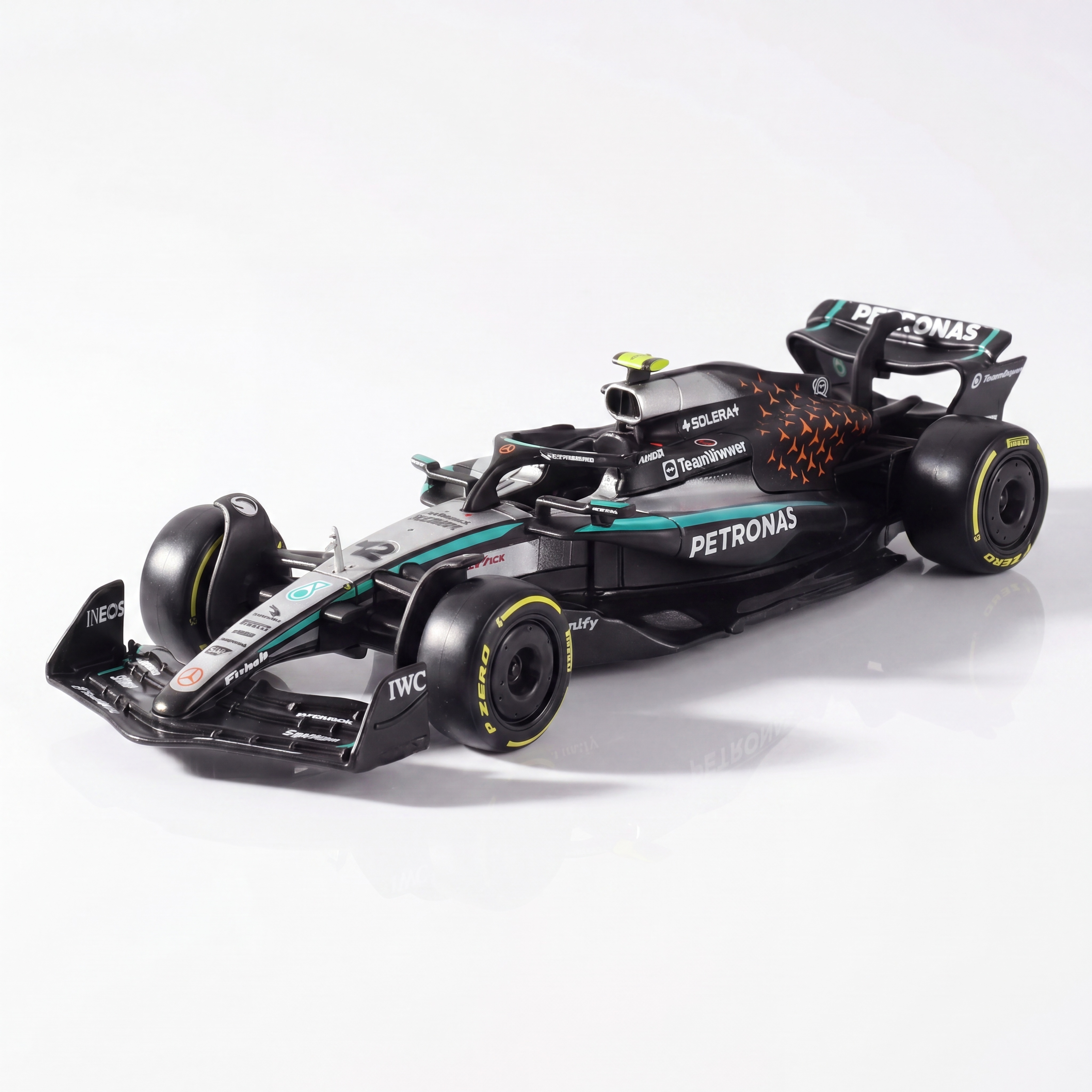 将图1的F1赛车模型应用图2同款视觉风格，参考图2的真实汽车材… - 图片创意预览