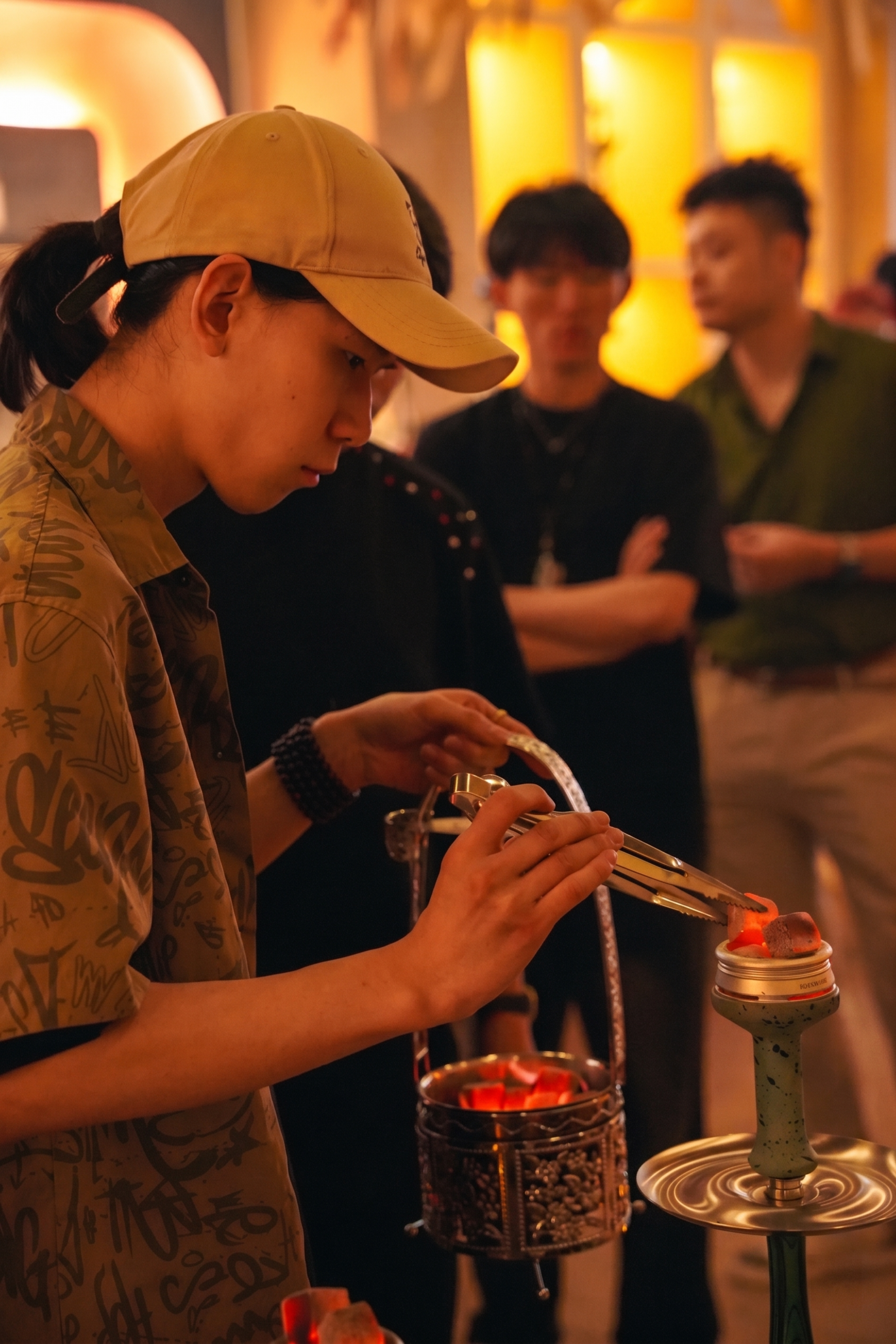 保持原有的暖色调，精修图中的人物，优化画面质感，让整体画质更有… - 图片创意预览