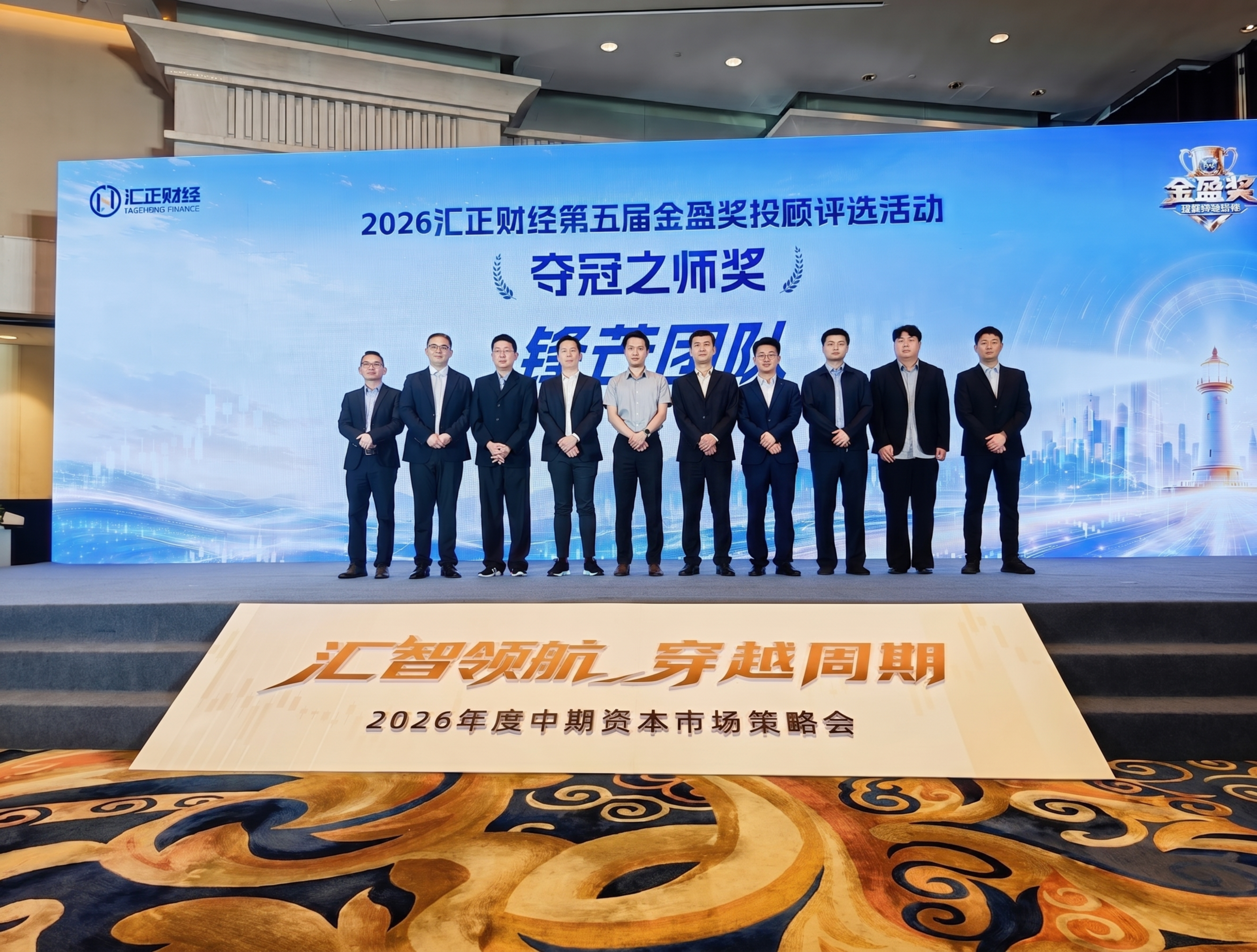 将图片中左边第五位男士的牛仔裤修改为和周围人款式颜色一致的黑色… - 图片创意预览