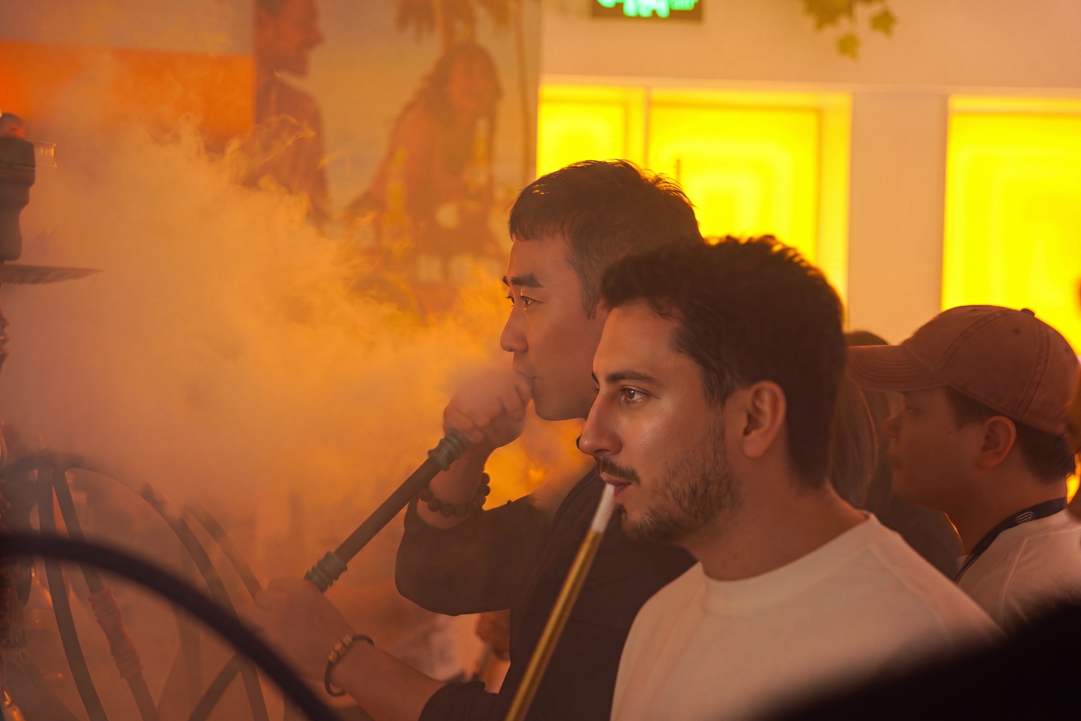 使用相同方法精修图中人物：提升面部精致度（皮肤质感细腻、眼神清… - 图片创意预览