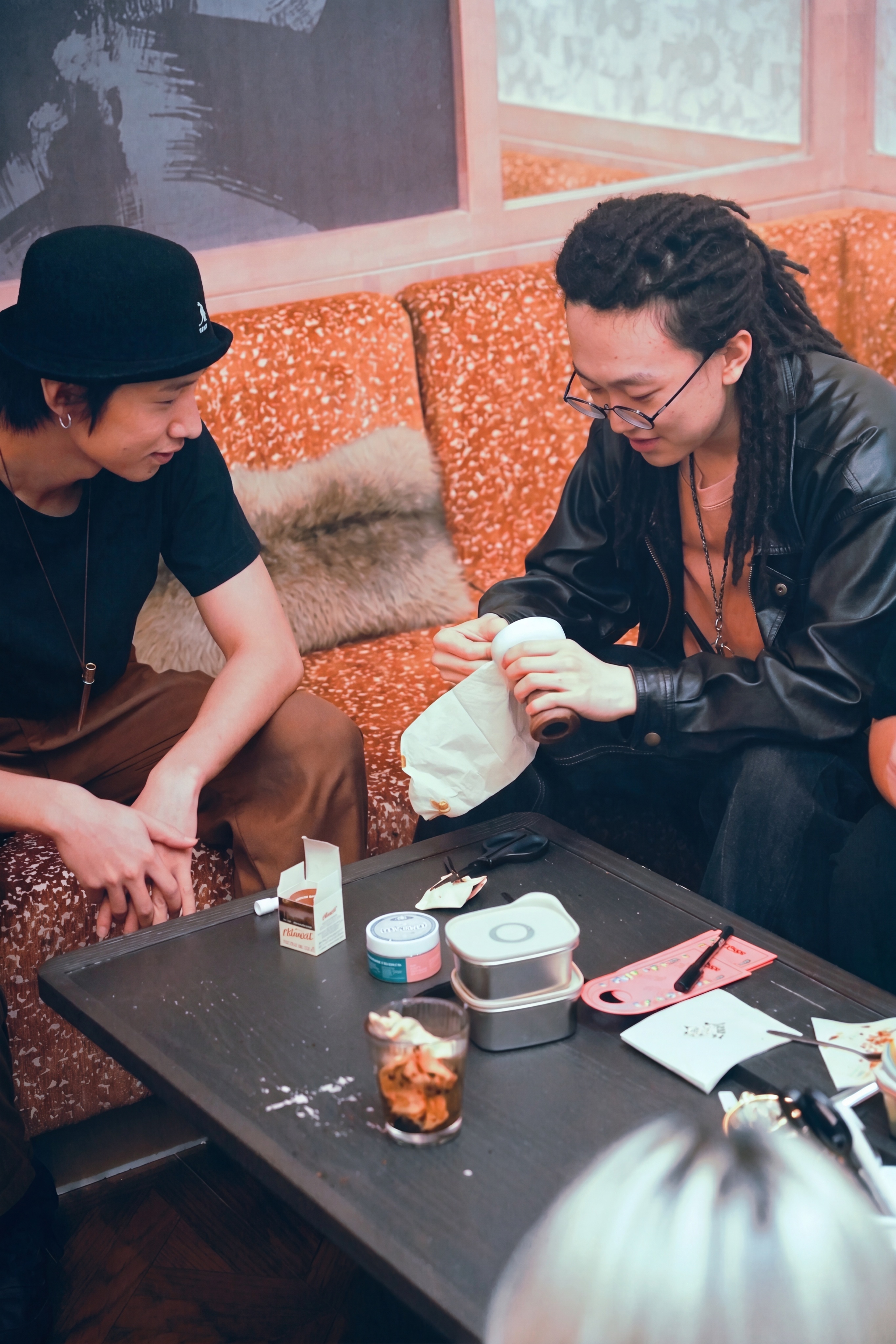 将图片原偏暖的橙黄色调改成偏冷色调，提升图片整体画质到高质量，… - 图片创意预览