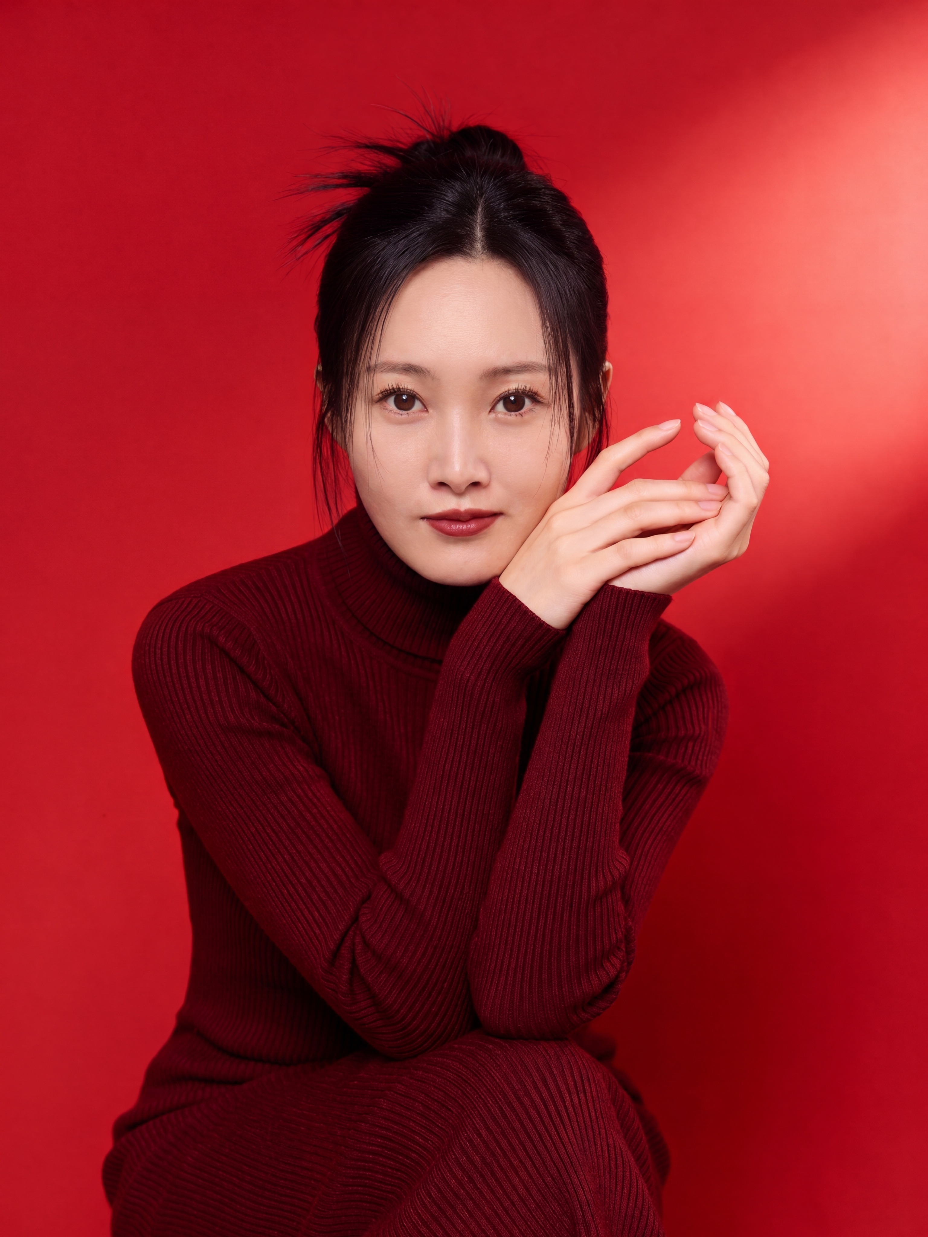 对原图进行人像精修：适度放大眼睛，使眼神更明亮有神但保持自然比… - 图片创意预览