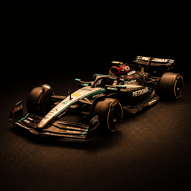 将图1的F1奔驰赛车模型应用图2同款视觉风格，参考图2的纯黑背景、暖调氛围感聚光影、质感暗调摄影，保留赛车原有涂装、标识和结构不变，重新生成一张高级氛围感的模型摄影图