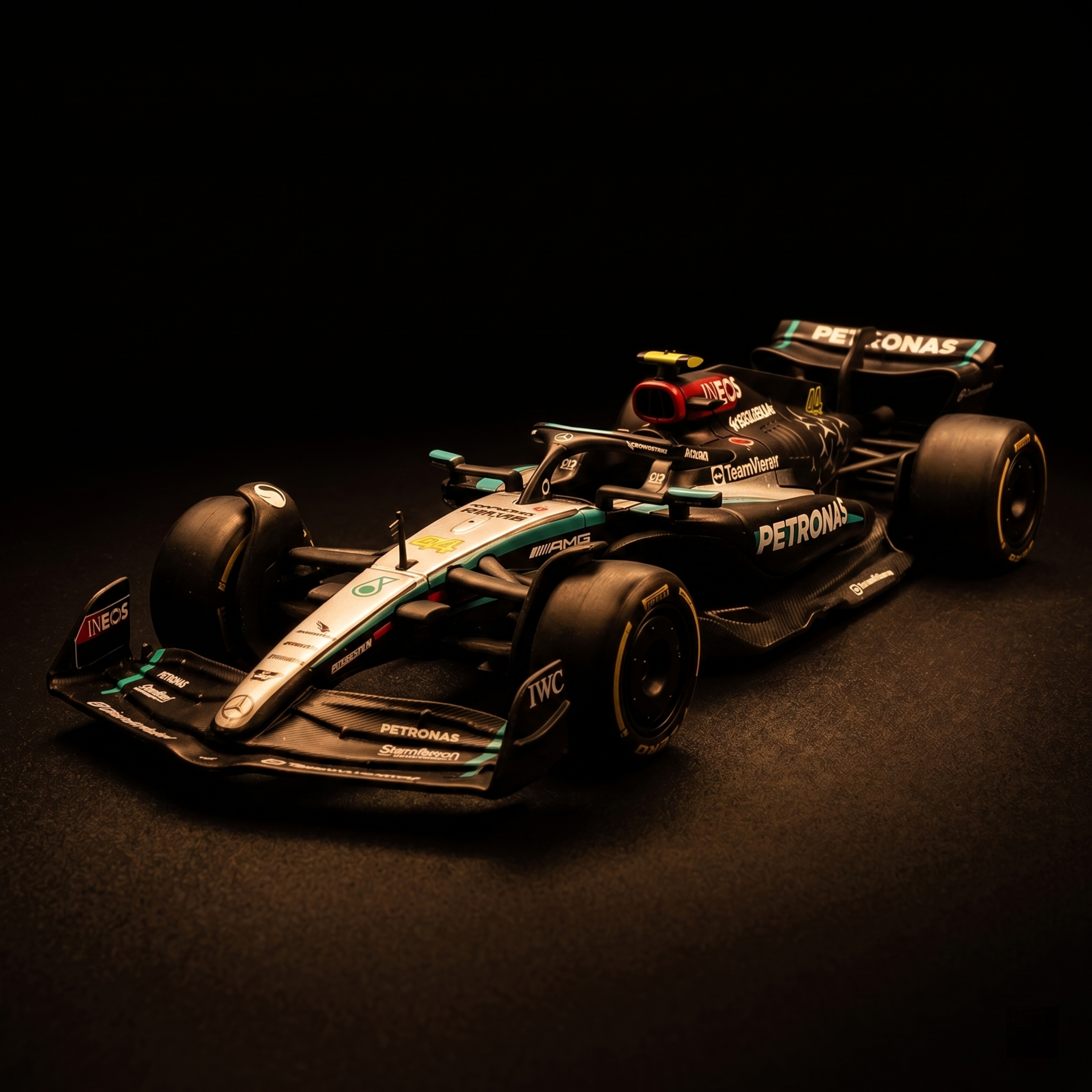 将图1的F1奔驰赛车模型应用图2同款视觉风格，参考图2的纯黑背… - 图片创意预览