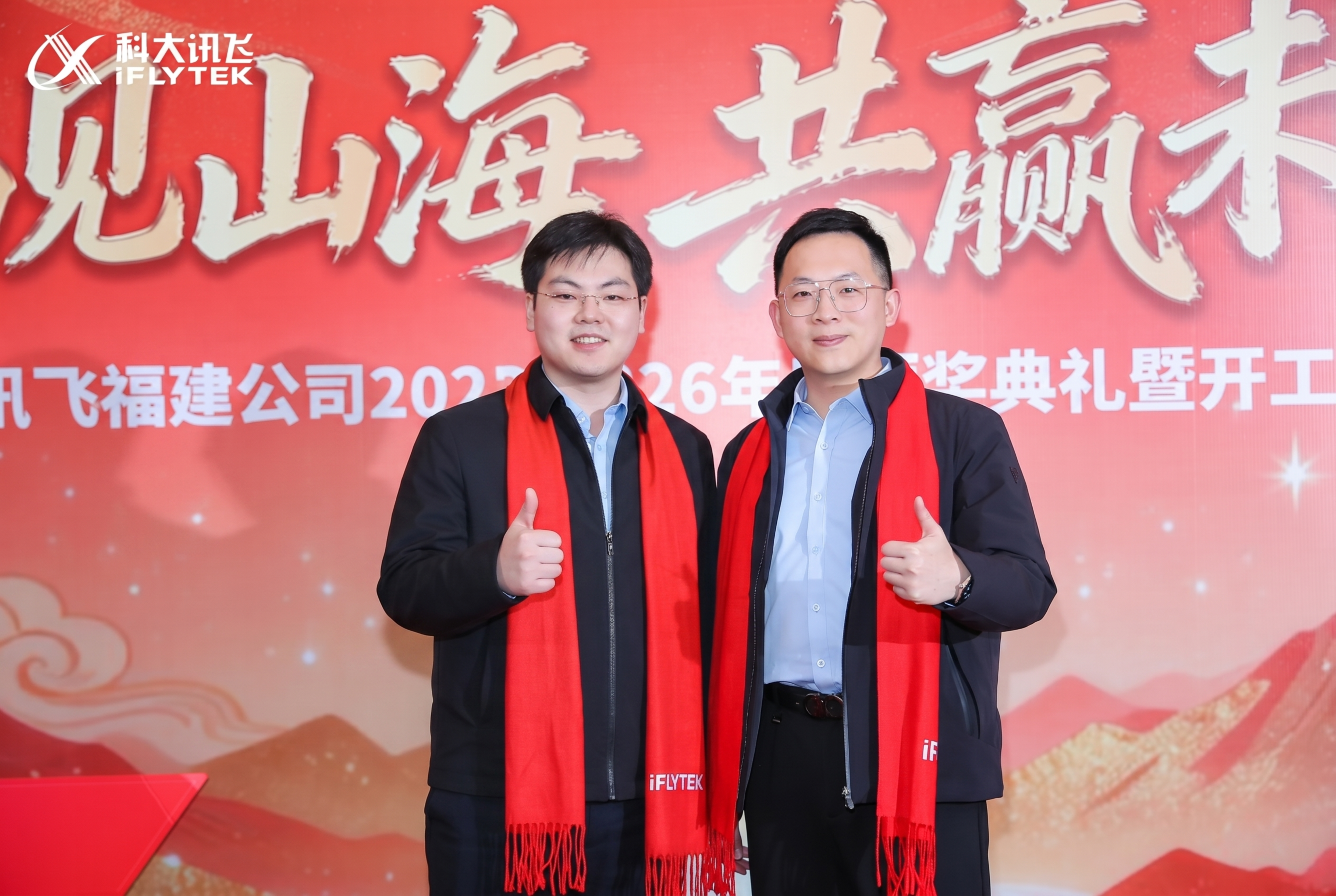 把前两张图片中的黑衣男生，替换掉这张图左侧的黑衣男生，让新替换… - 图片创意预览
