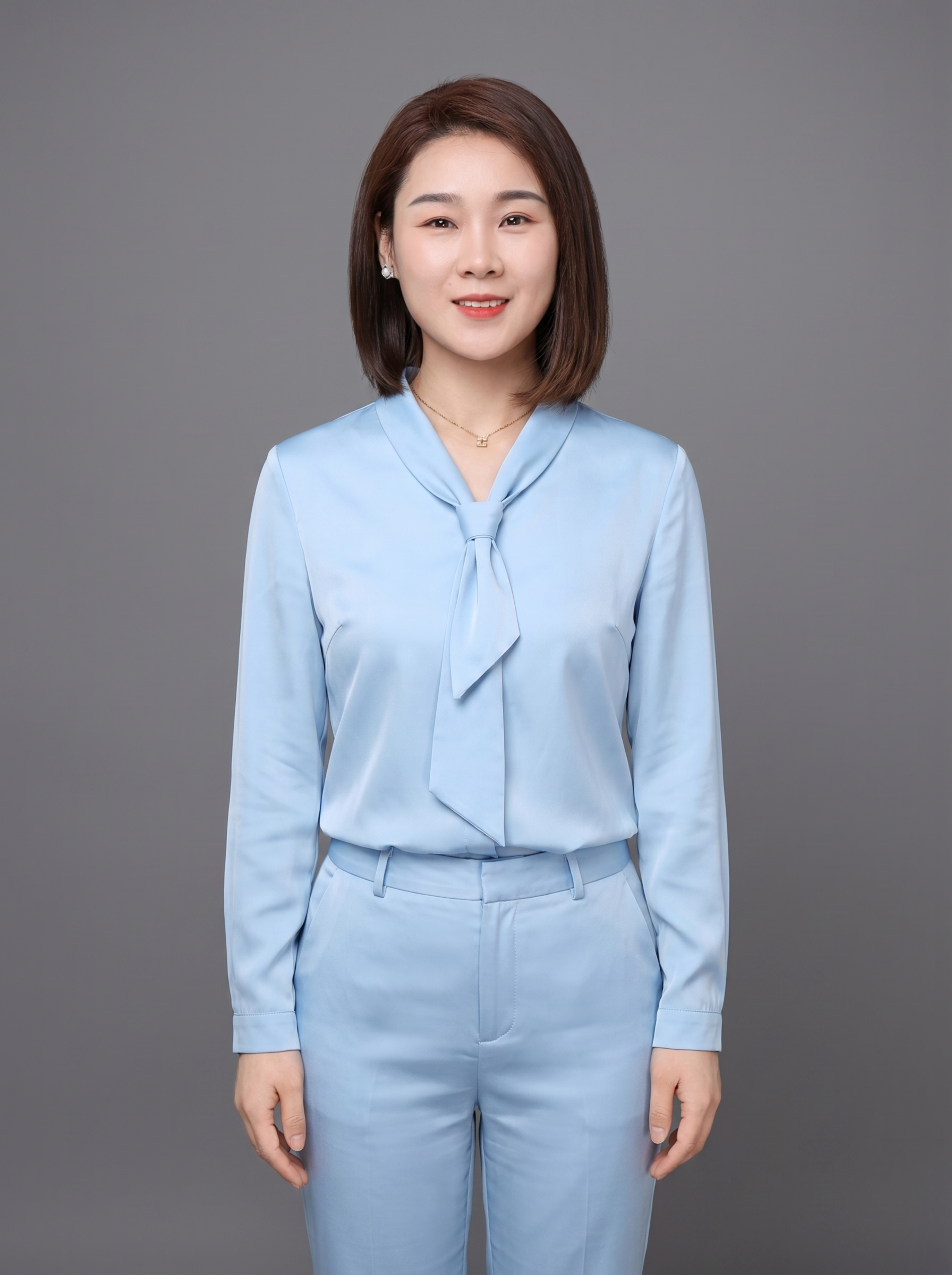 参考图中保留人物脸型、发型、年龄等特征生成职场形象照，标准焦段… - 图片创意预览