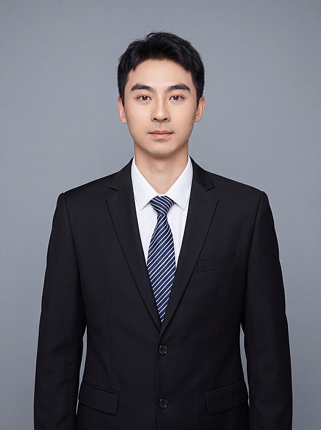 参考图中保留人物脸型、发型、年龄、面貌、表情等特征生成职场形象照，保持人物面貌表情衣服不变，保持现有黑色西装+白衬衫+条纹领带不变，保留条纹领带配饰，保持现有正面正对镜头姿势不变，标准焦段50mm,f/4光圈，平视视角，镜头与人物视线齐平；人物占画面70%，人物居中，居中构图，位于画面中心，为视觉聚焦点，入境范围头部及以下至臀部下方10cm，半身像；左右留少量背景空间；头部与画面顶部保留5%空间；头部发型完整，头肩比例协调，人物结构准确；发质微微柔顺，微微蓬松。身穿黑色精纺羊毛混纺西装外套，平驳领设计，面料呈细腻微微哑光质感；内搭白色高支精梳棉衬衫；下装黑色精纺羊毛混纺西裤；着装正式干练；专业稳重；身形匀称，姿态端正，身体挺拔。呈自然正面正对镜头姿势，肢体放松且自信；简约微微冷灰纯色背景，呈现均匀柔和质感，背景光线均匀柔和，强化色彩对比的高级感，极简干净。画质超高分辨率、细节清晰，现代精致感风格；肤质精细化处理；眼神直视镜头，目光坚定且澄澈，表情自然。发质微微柔顺，微微蓬松，肤色健康均匀，肤质自然细腻；分辨率4K，去除人物之外的多余元素，严格按照图片内容生成，画面比例3:4