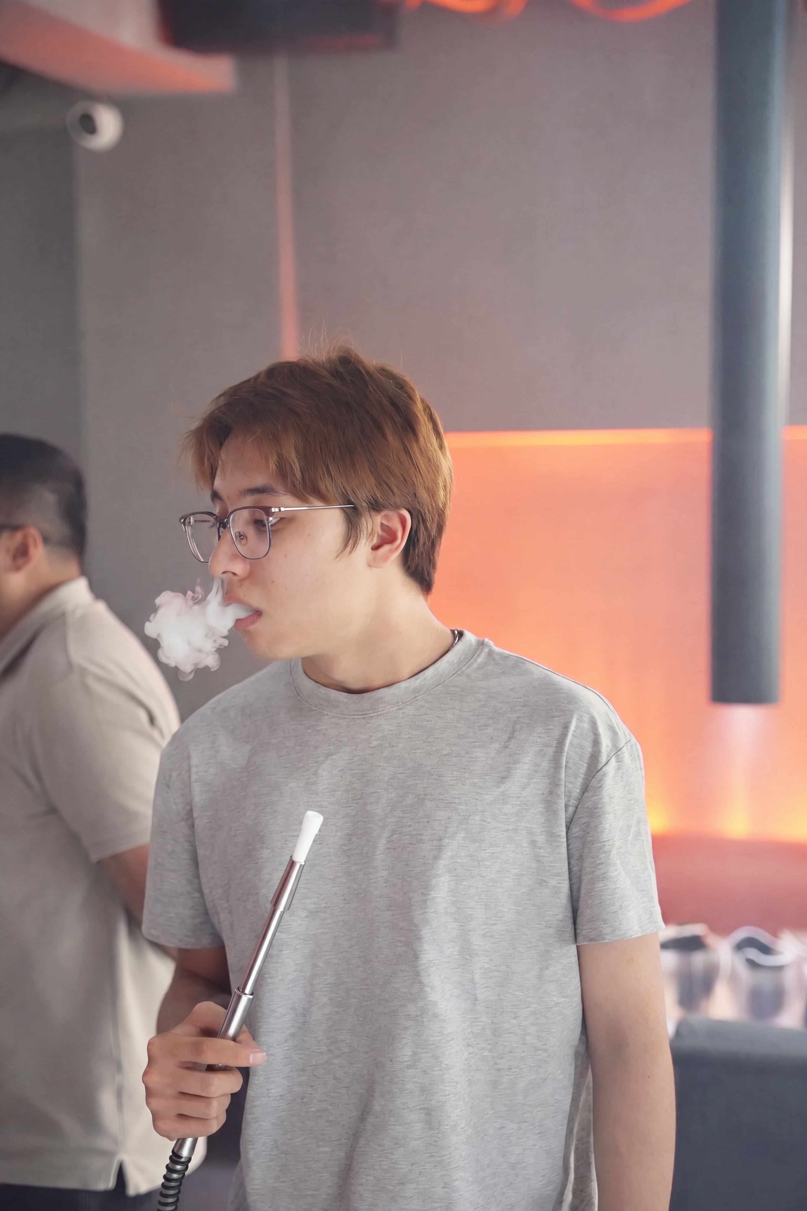 只降低图片整体模糊感，去除弥漫的烟雾感，保留图片的所有细节、构… - 图片创意预览