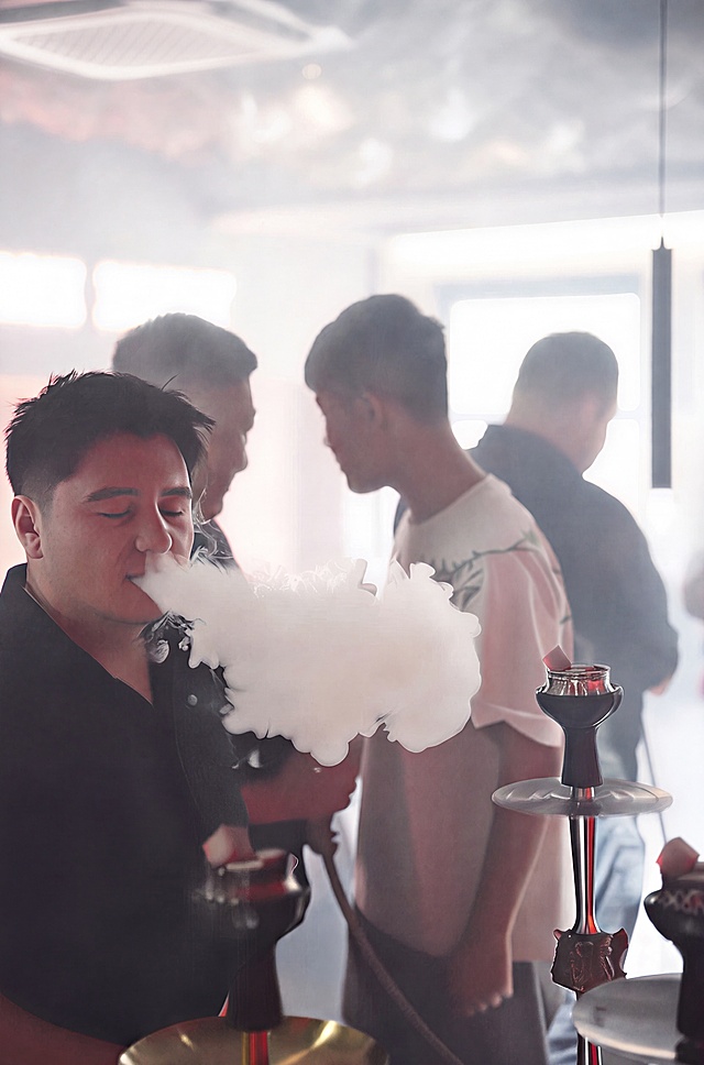 只降低图片整体模糊感，去除弥漫的烟雾感，保留图片的所有细节、构图和人物，不改变任何内容