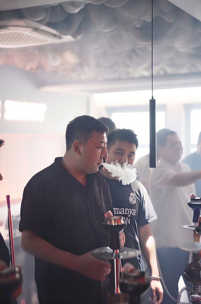 只降低图片整体模糊感，去除弥漫的烟雾感，保留图片的所有细节、构图和人物，不改变任何内容