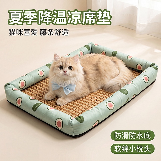 「图片1」，生成电商主图（2「图片1」张），帮我把图一的狗换成图二的猫，商品名称是宠物凉席垫，卖点是夏季凉爽，猫喜爱，藤条舒服，软绵“小枕头”，底部防滑防水，风格是家用温馨，适配拼多多平台，主图比例为1:1