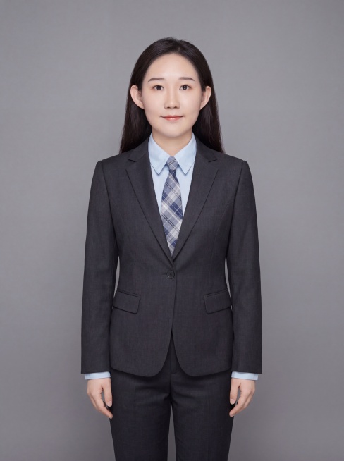 参考图中保留人物脸型、发型、年龄等特征生成职场形象照，标准焦段50mm，f/4光圈，平视视角，镜头与人物视线齐平；人物占画面合适比例，人物居中，居中构图，位于画面中心，为视觉聚焦点，全身照，展现人物完预览效果