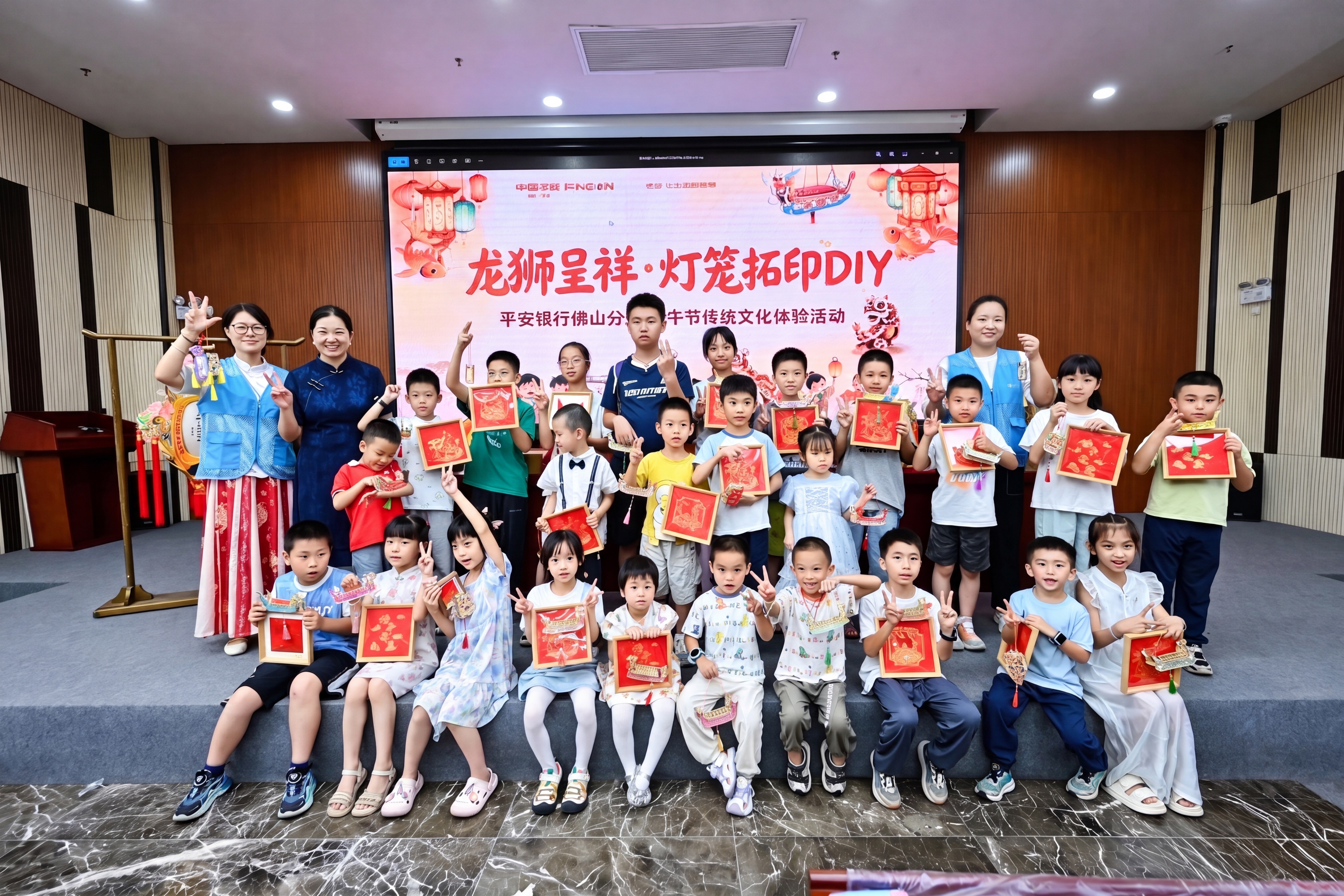 将图片中大屏幕横幅标题的“瑞狮呈祥·灯笼拓印DIY”里第一个字… - 图片创意预览