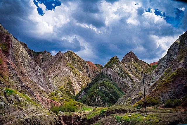 按照之前的方式精修，增强云层层次感，加深蓝天饱和度，增强山体明暗对比和植被色彩饱和度，保留原图山水结构不变