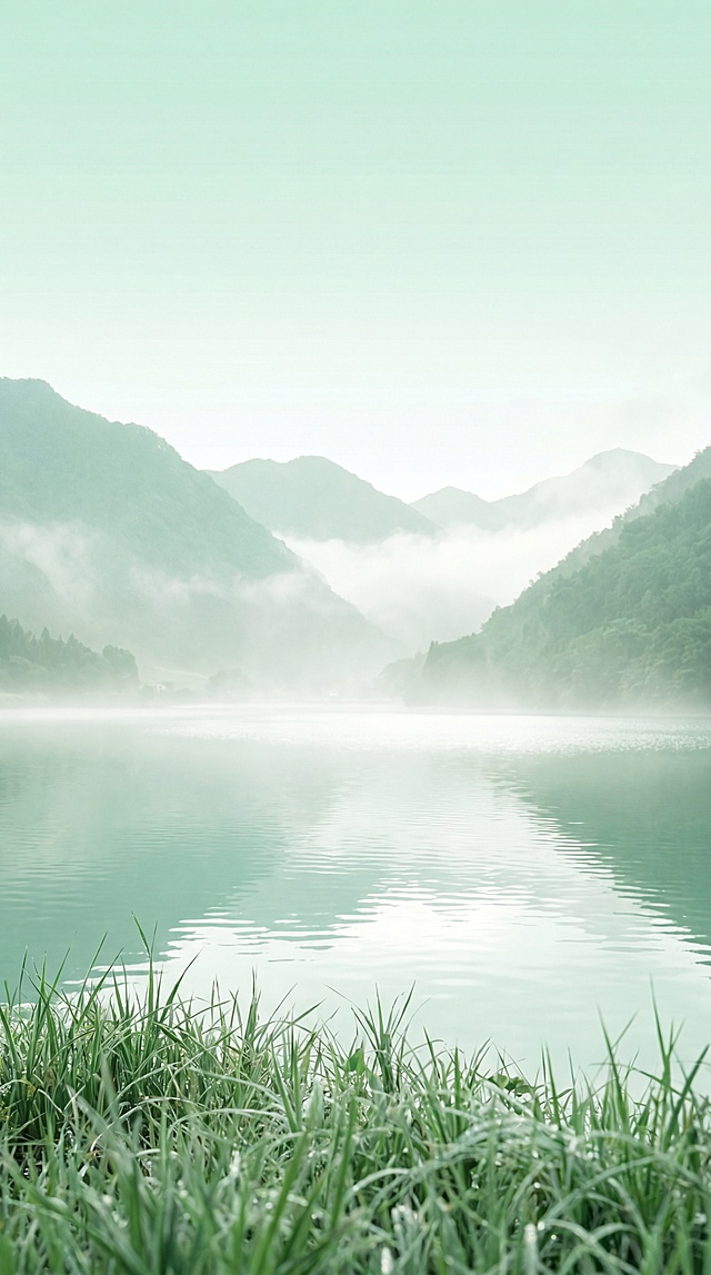 9:16手机锁屏壁纸，8K超清，细腻青山绿水湖泊，山间薄雾清晨柔光，低饱和薄荷绿清新色调，柔和胶片颗粒，浅景深近实远虚，柔和柔光雾感，通透护眼，干净治愈风景，无杂物，避免模糊、发黑、艳色、人物、建筑