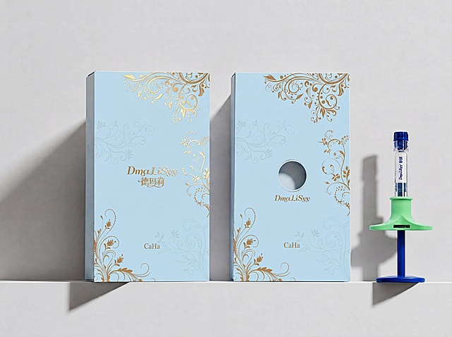 优化包装设计效果图，金色纹样和文字制作烫金凸版效果，浅色暗纹做无色凹凸压纹效果，在右侧包装盒的圆圈位置做挖孔工艺效果，保留原有的浅蓝色底色、全部文案和图案位置