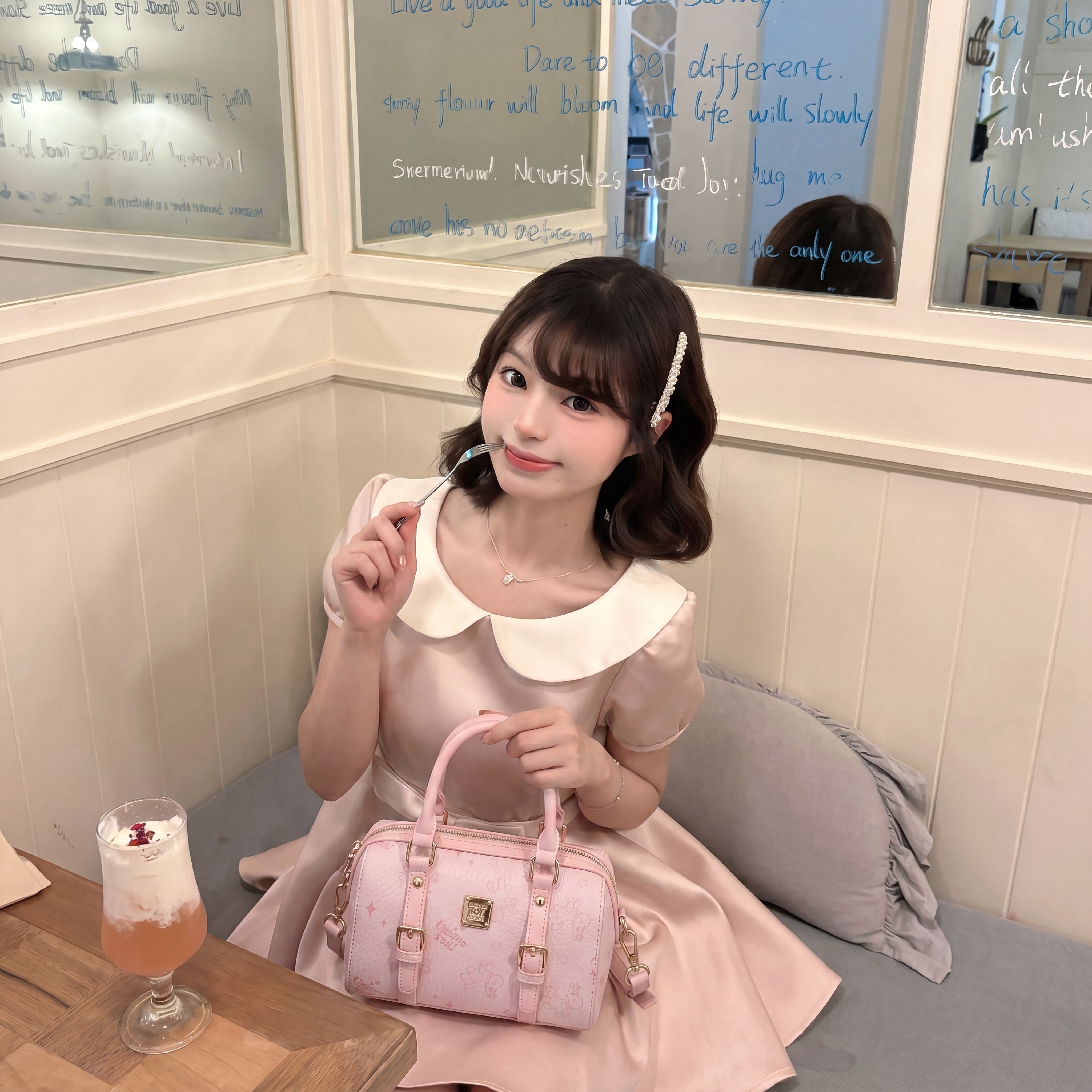 请将参考图 1 的【手提包】1:1 还原其形态、品牌标识、细节… - 图片创意预览
