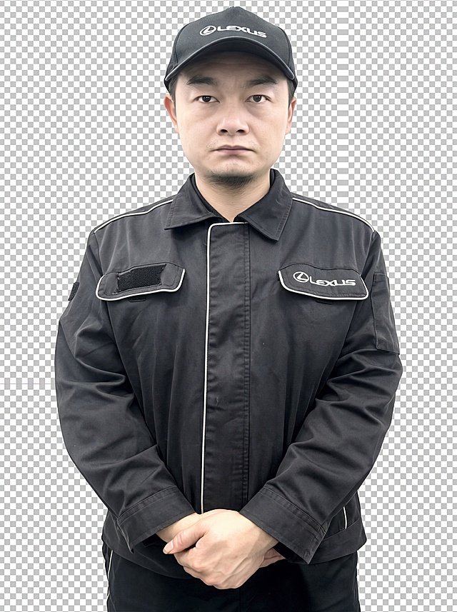 参考图中保留人物脸型、发型、年龄等特征生成汽车服务技师职场形象照，进行美颜美白。标准焦段50mm,f/4光圈,平视视角;人物占画面70%,人物居中,半身像;左右留少量背景空间;头部与画面顶部保留5%空间;头部发型完整,头肩比例协调,人物结构准确;身穿黑色雷克萨斯工装夹克,带白色线条包边,带有LEXUS品牌标识,保留黑色帽子配饰,职业干练专业,身形匀称,姿态端正,身体挺拔。自然站姿，双手交叠于身前，肢体放松且自信;发质微微柔顺，微微蓬松。透明背景,背景光线均匀柔和,强化色彩对比的高级感。极简干净;画质超高分辨率、细节清晰,现代精致感风格;肤质精细化处理;眼神直视镜头,目光坚定且澄澈,表情自然。肤质自然细腻,肤色健康均匀,皮肤状态清爽干净,保留真实皮肤细节｡正面柔光补光,4800K中性光,面部光比1:1.5｡中近景写实摄影,对焦清晰,面部雾面柔光,轻透裸肌感,高清保留皮肤细节｡分辨率4K,去除人物之外的所有元素。严格按照图片内容生成。画面比例3:4