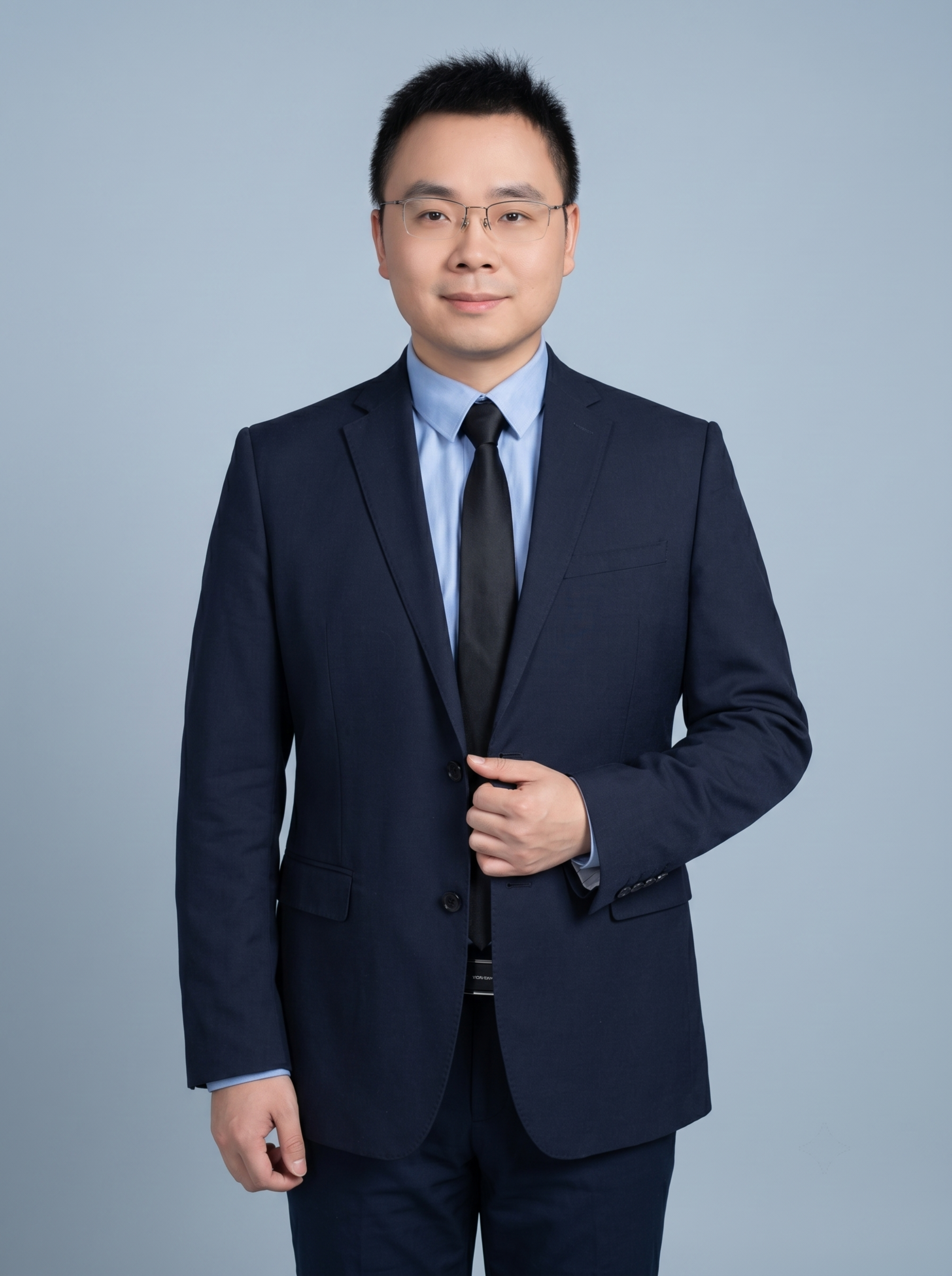 参考图中保留人物脸型、发型、年龄等特征生成职场形象照,标准焦段… - 图片创意预览