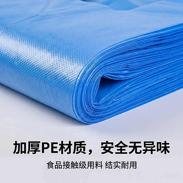 [主图-3] 垃圾袋加厚材质细节特写图 氛围风格：品质细节展示，真实可信 画质：商业摄影质感、光线柔和通透、产品清晰真实、画面干净高级 元素：微距特写展示蓝色手提垃圾袋的厚度与材质纹理，侧逆光突出塑料袋的韧性与加厚质感，保持材质颜色纹理与原图一致。画面主体为垃圾袋横截面和纹理特写，占比约70%，背景浅灰简洁 光影：侧逆光突出材质层次感，高光勾勒边缘，清晰呈现加厚密度 配色：产品蓝色为主，浅灰背景，深色文字说明 视角构图：微距特写平视角度，纹理细节充满画面 文字版式：底部标注加粗文字"加厚PE材质，安全无异味"，小字说明"食品接触级用料 结实耐用"，文字不遮挡主体 比例分辨率：1:1 比例，4k 分辨率；文字清晰锐利，超高清 负向提示词：变形，文字错乱，产品图模糊，背景杂乱，水印，电商平台Logo