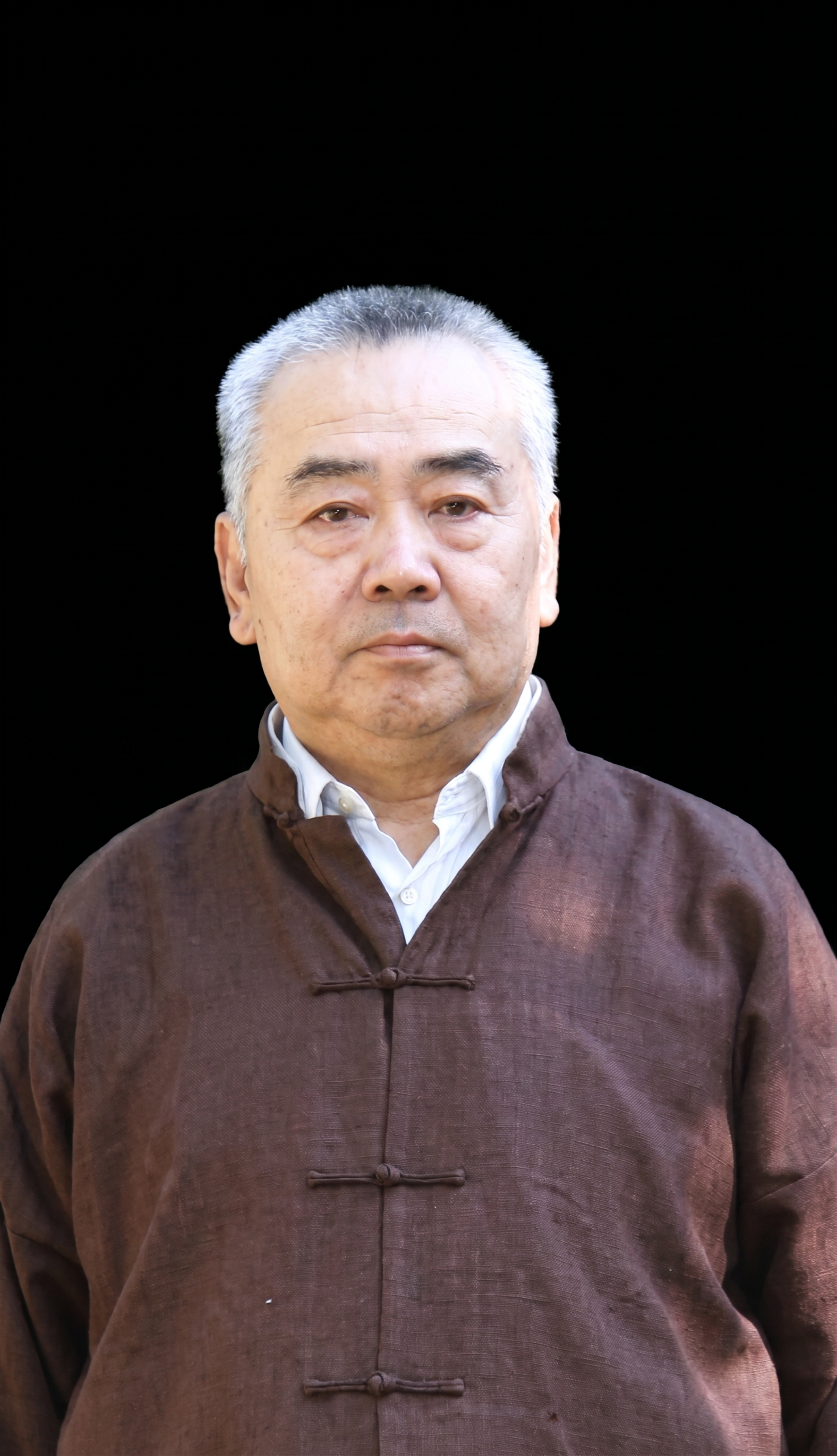将这张男士证件照的背景替换为纯黑色，保持人物和服装不变，画质清晰 - 图片创意预览