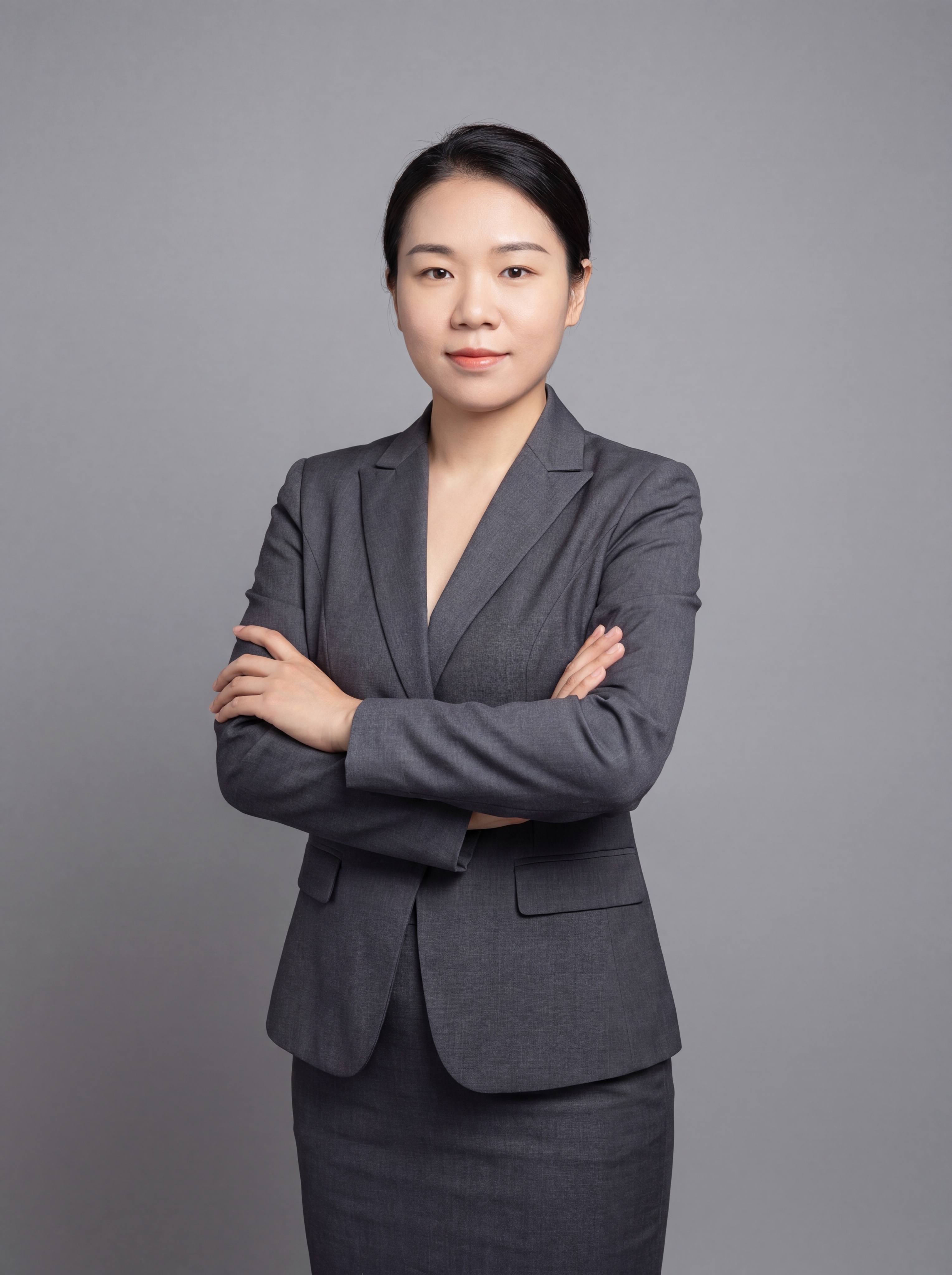 参考图中保留人物脸型、发型、年龄等特征生成职场形象照，标准焦段… - 图片创意预览