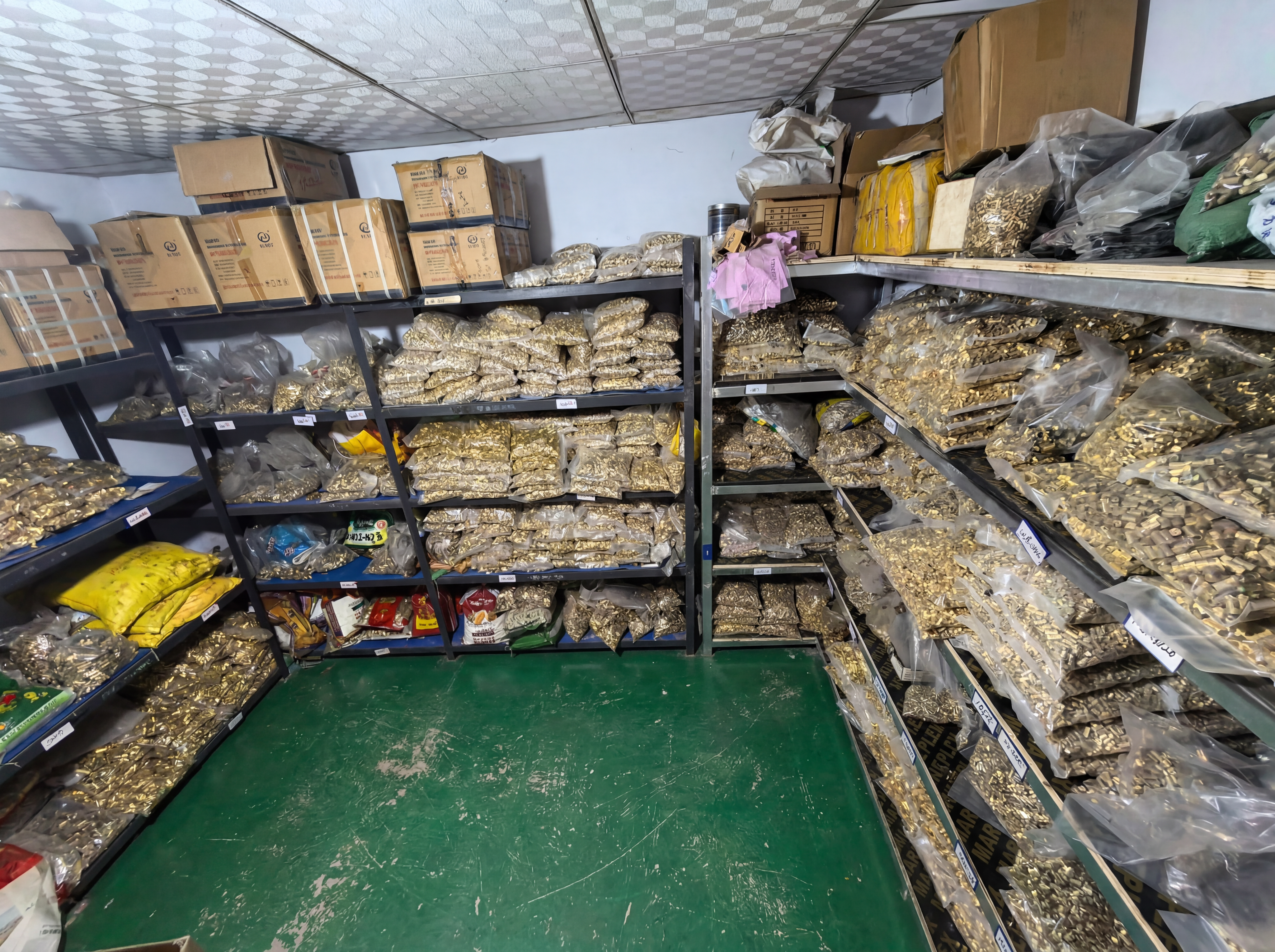 保持图片中的货架和所有产品完全不变，只优化环境：将地面修改为绿… - 图片创意预览