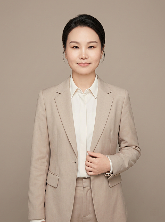 参考图中保留人物脸型、发型、年龄等特征生成职场形象照,标准焦段50mm,f/4光圈(f/2.8-f/4区间),平视视角(镜头与人物视线齐平);人物占画面70%,人物居中(居中构图),位于画面中心,为视觉聚焦点,入境范围头部及以下至臀部下方10cm(半身像);左右留少量背景空间;头部与画面顶部保留5%空间;头部发型完整,头肩比例协调,人物结构准确;发质微微柔顺，微微蓬松。身穿浅米色精纺羊毛混纺西装外套,(平驳领设计,面料呈细腻微微哑光质感);内搭米白色高支精梳棉衬衫;下装浅米色精纺羊毛混纺西装裤;着装正式干练;专业稳重;身形匀称,姿态端正,身体挺拔。呈自然站姿，右手轻握西装前襟，肢体放松且自信；简约微微暖调暖灰米杏纯色背景(呈现均匀柔和质感),背景光线均匀柔和,强化色彩对比的高级感,极简干净;画质超高分辨率、细节清晰,现代精致感风格;肤质精细化处理;眼神直视镜头,目光坚定且澄澈,表情自然。嘴角上扬;清透自然裸妆(轻薄底妆+淡唇妆)妆感轻薄轻透裸肌感,通透感肤质,肤质自然细腻,肤色健康均匀,雾面柔光裸肌感,保留真实皮肤细节｡正面柔光补光,4800K中性光,面部光比1:1.5,色调明亮｡中近景写实摄影,对焦清晰,高清保留皮肤细节;分辨率4K,去除人物之外的所有元素，去除胸牌配饰。严格按照图片内容生成。画面比例3:4