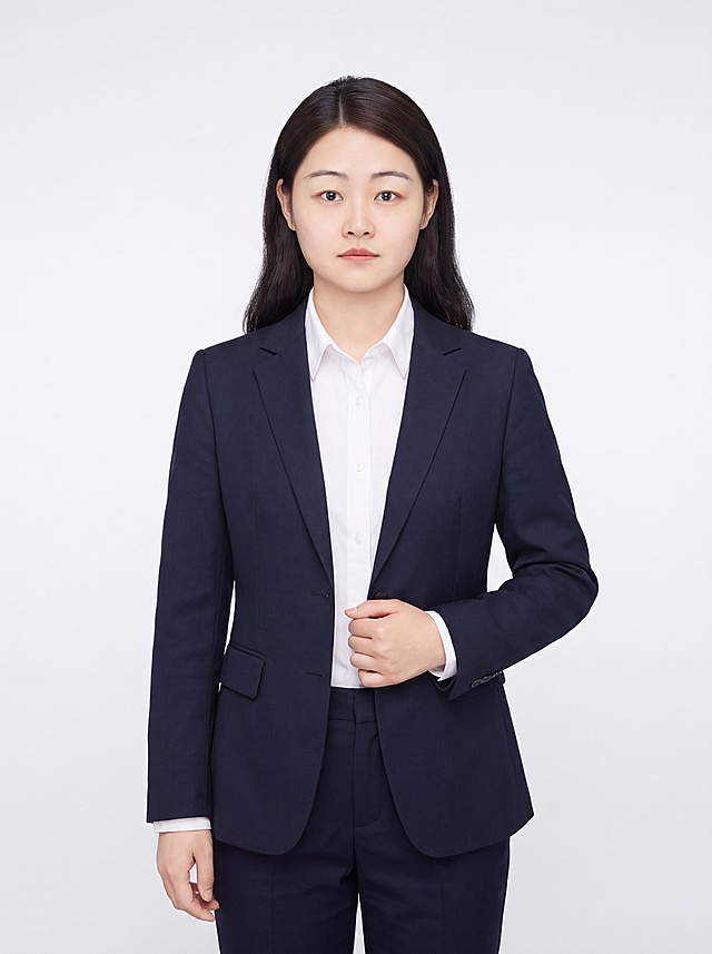 仅替换服装为深色西装外套+白色衬衫，保持人物身份、脸部、发型、姿势、身材比例和背景不变；服装贴合人体结构，材质褶皱和光影自然，五官不变形，身体不变形，无衣服穿帮、边缘破损、纹理错乱和背景污染；保留原人物脸型、发型、年龄等特征，发质微微柔顺蓬松。生成通用职场形象照，标准焦段50mm，f/4光圈，平视视角；人物居中，半身像，入境范围头部及以下至臀部下方10cm，左右留少量背景空间，头部与画面顶部保留5%空间，头部发型完整，头肩比例协调，人物结构准确。身穿深色精纺羊毛混纺西装外套，平驳领设计，面料呈细腻微微哑光质感；内搭白色高支精梳棉衬衫；下装深色精纺羊毛混纺西装裤；着装正式干练，专业稳重。身形匀称，姿态端正，身体挺拔。呈站姿，右手轻握西装前襟，肢体放松且自信，眼神直视镜头，目光坚定且澄澈，表情自然，去除配饰。简约纯白色纯色背景，呈现均匀柔和质感，背景光线均匀柔和，强化色彩对比的高级感，极简干净。画质超高分辨率，细节清晰，现代精致感风格，肤质精细化处理。清透自然裸妆，轻薄底妆+淡唇妆，妆感轻薄轻透裸肌感，通透感肤质，肤质自然细腻，肤色健康均匀，雾面柔光裸肌感，保留真实皮肤细节，正面柔光补光，4800K中性光，面部光比1:1.5，色调明亮。中近景写实摄影，对焦清晰，高清保留皮肤细节。分辨率4K，去除人物之外的多余元素，严格按照参考图片内容生成，画面比例3:4
